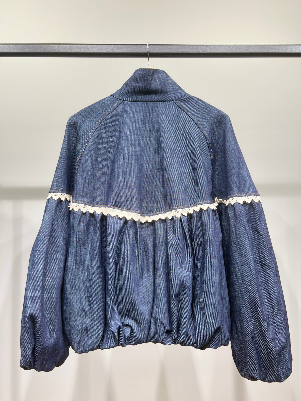 Blouson Coupe Blousante Denim Col Montant Dentelle Manche Bouffantes Poches