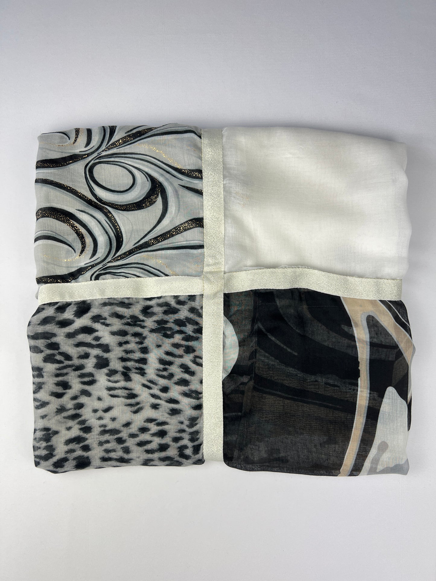 Foulard Carré 4 Motifs Léopard Doré Pampilles 75% Coton