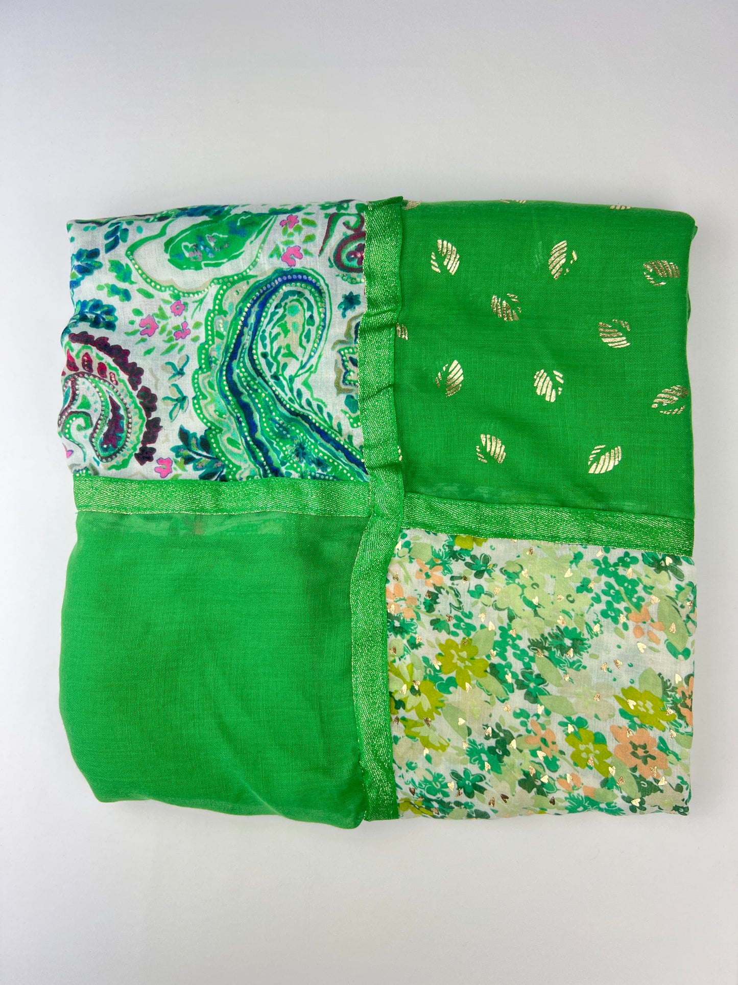Foulard Carré à 4 Motifs Floral Détails Dorées Et Pampilles Taille 140x140