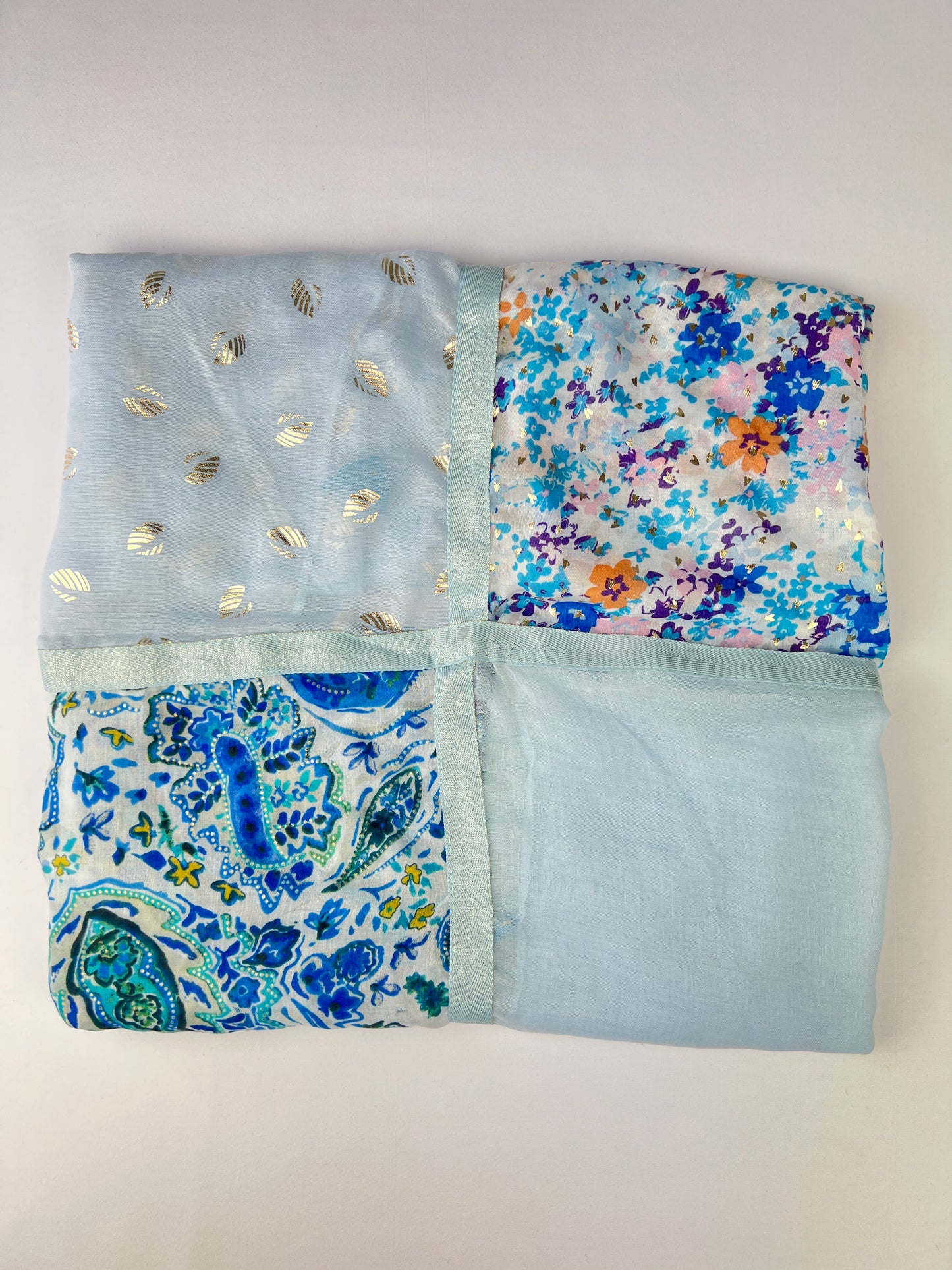 Foulard Carré à 4 Motifs Floral Détails Dorées Et Pampilles Taille 140x140