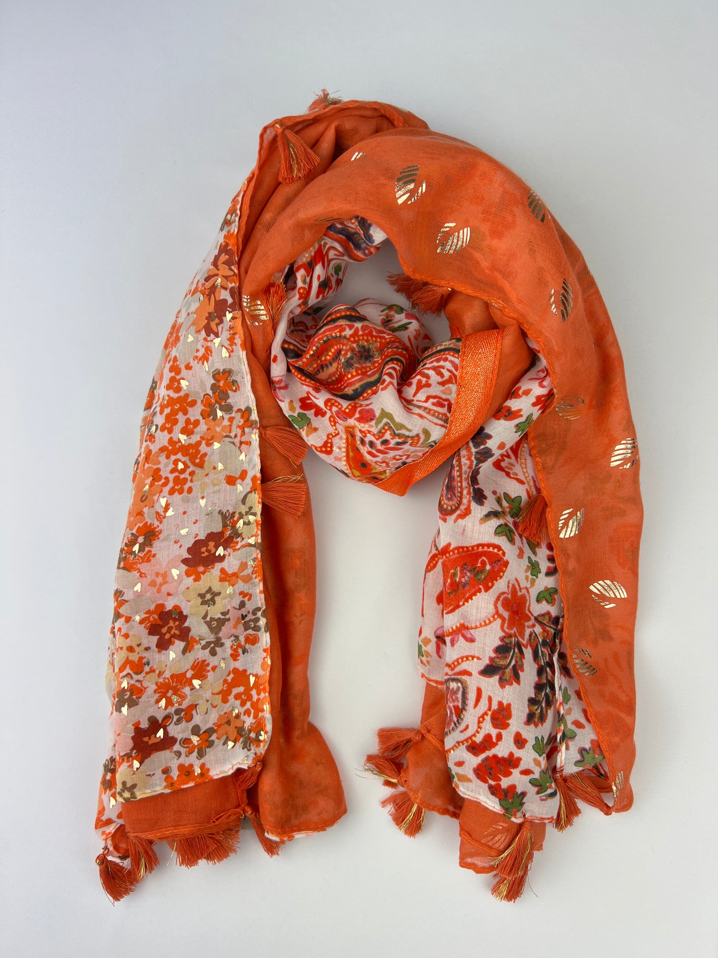Foulard Carré à 4 Motifs Floral Détails Dorées Et Pampilles Taille 140x140