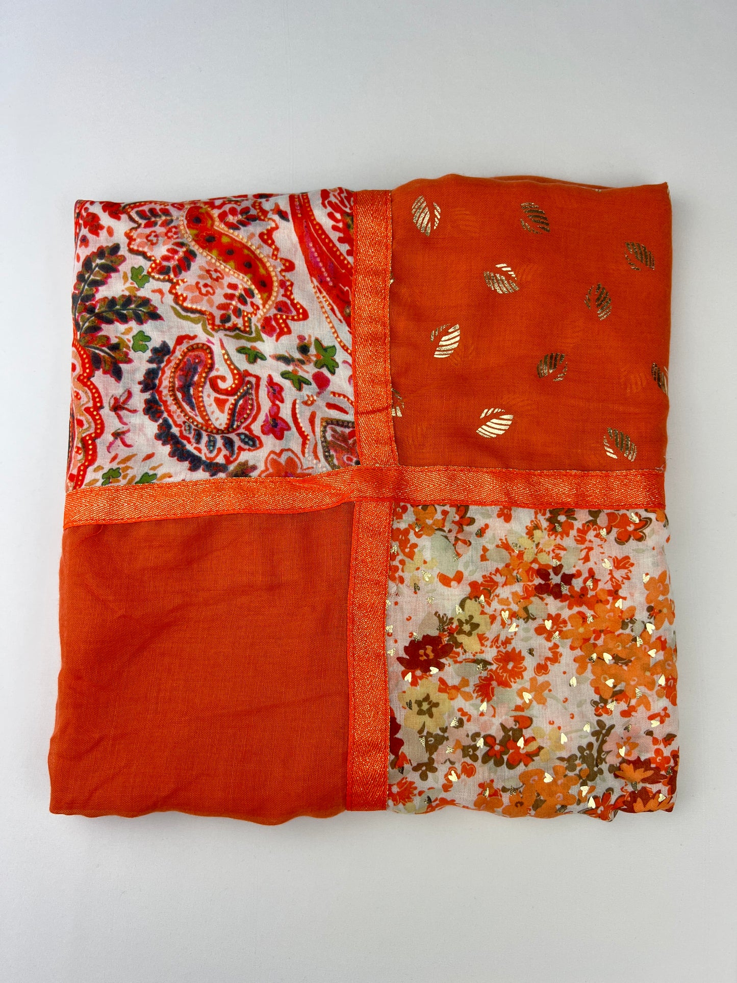 Foulard Carré à 4 Motifs Floral Détails Dorées Et Pampilles Taille 140x140