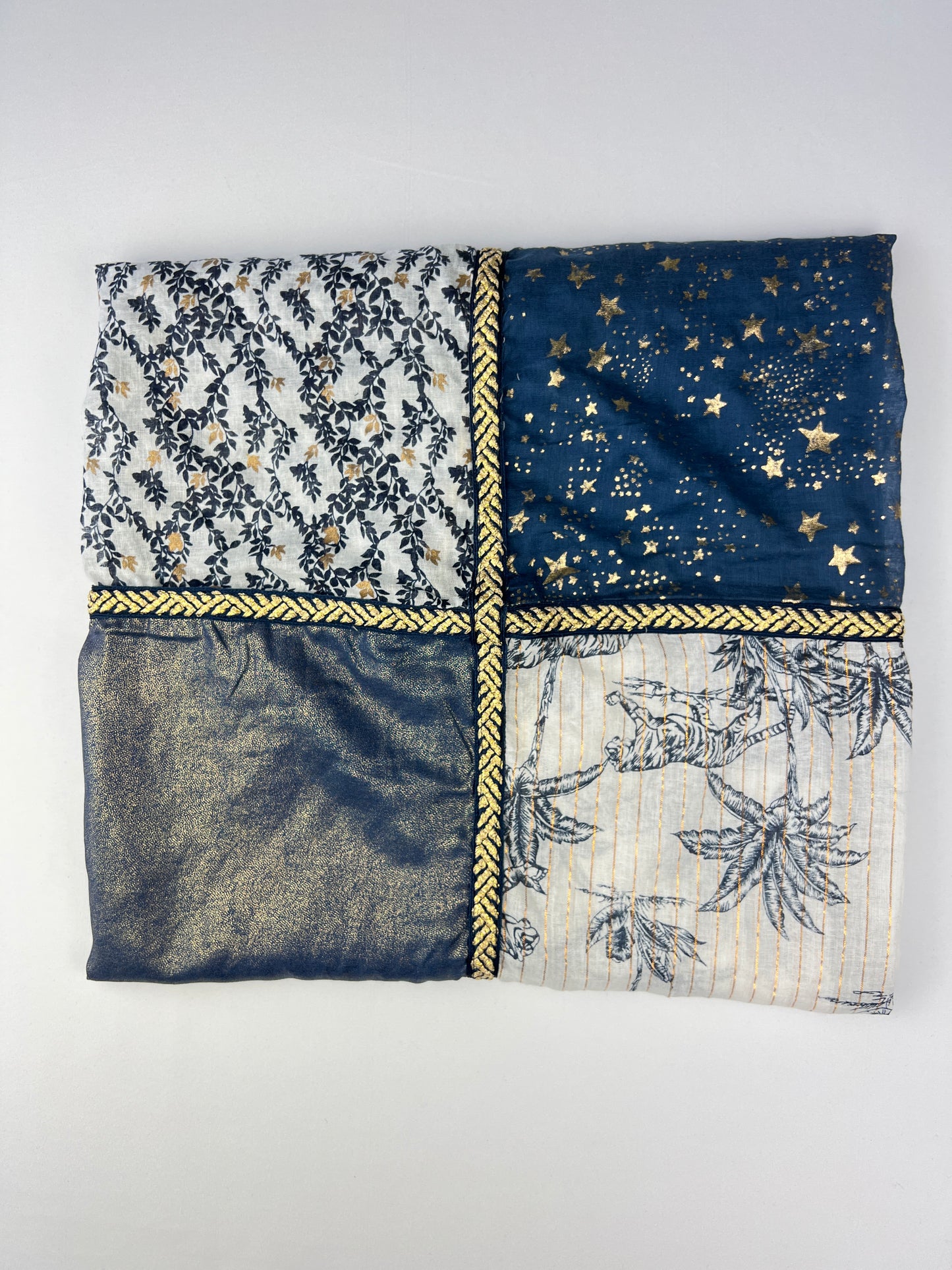 Foulard Carré 4 Motifs Floral Étoiles Détails Doré Pampille