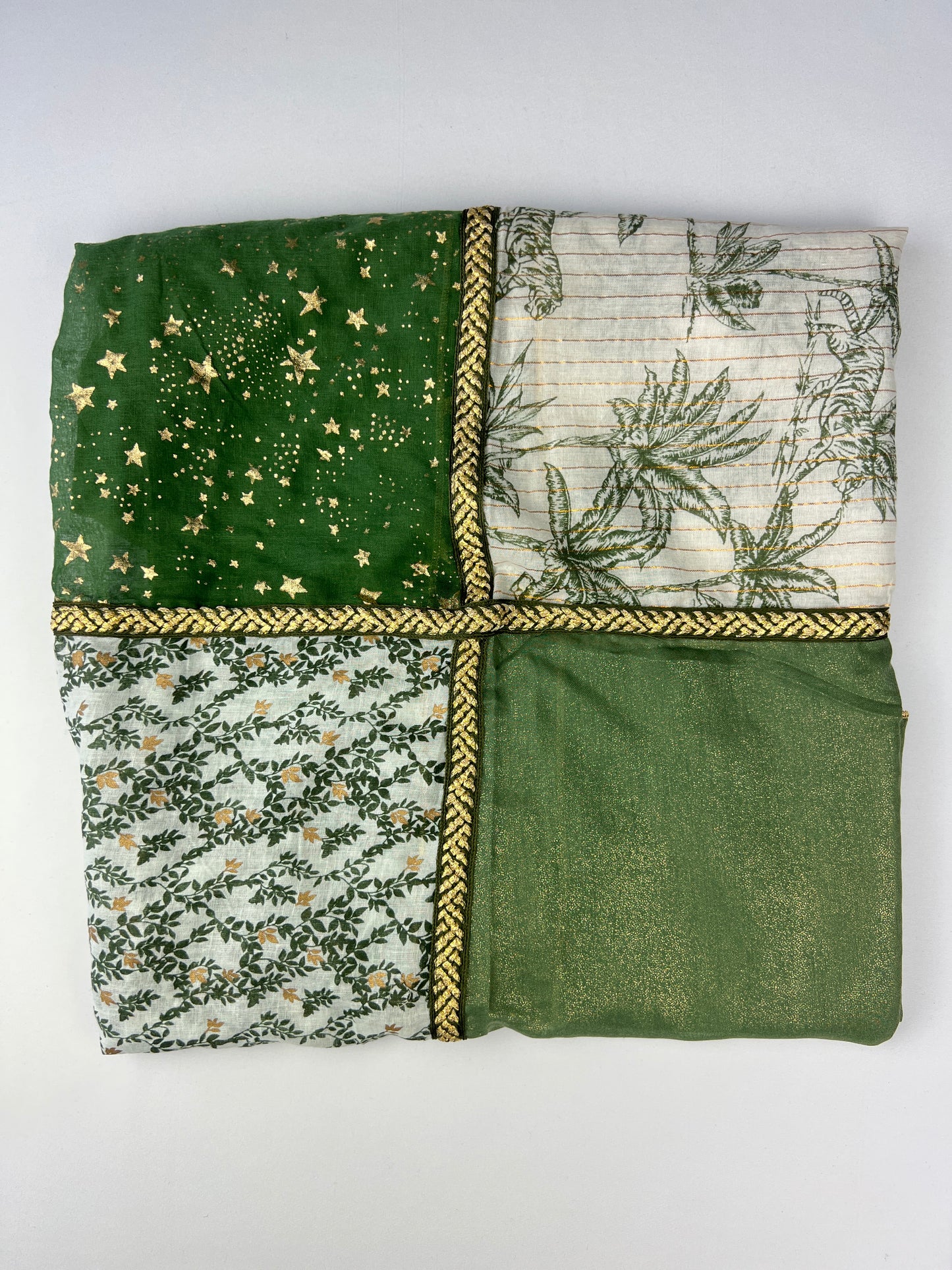 Foulard Carré 4 Motifs Floral Étoiles Détails Doré Pampille