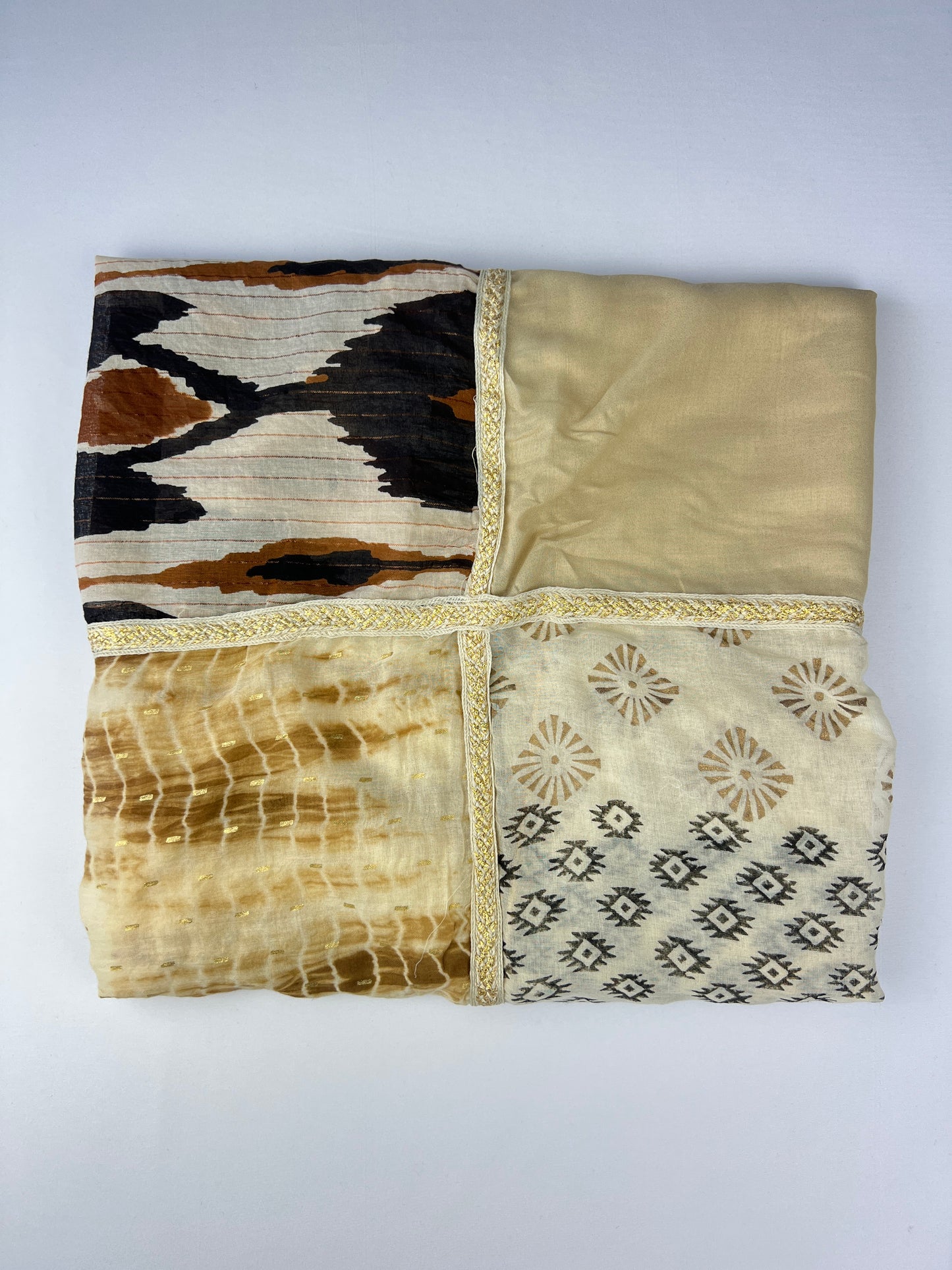 Foulard Carré 4 Motifs Ikat Aztèque Détails Dorés 75% Coton