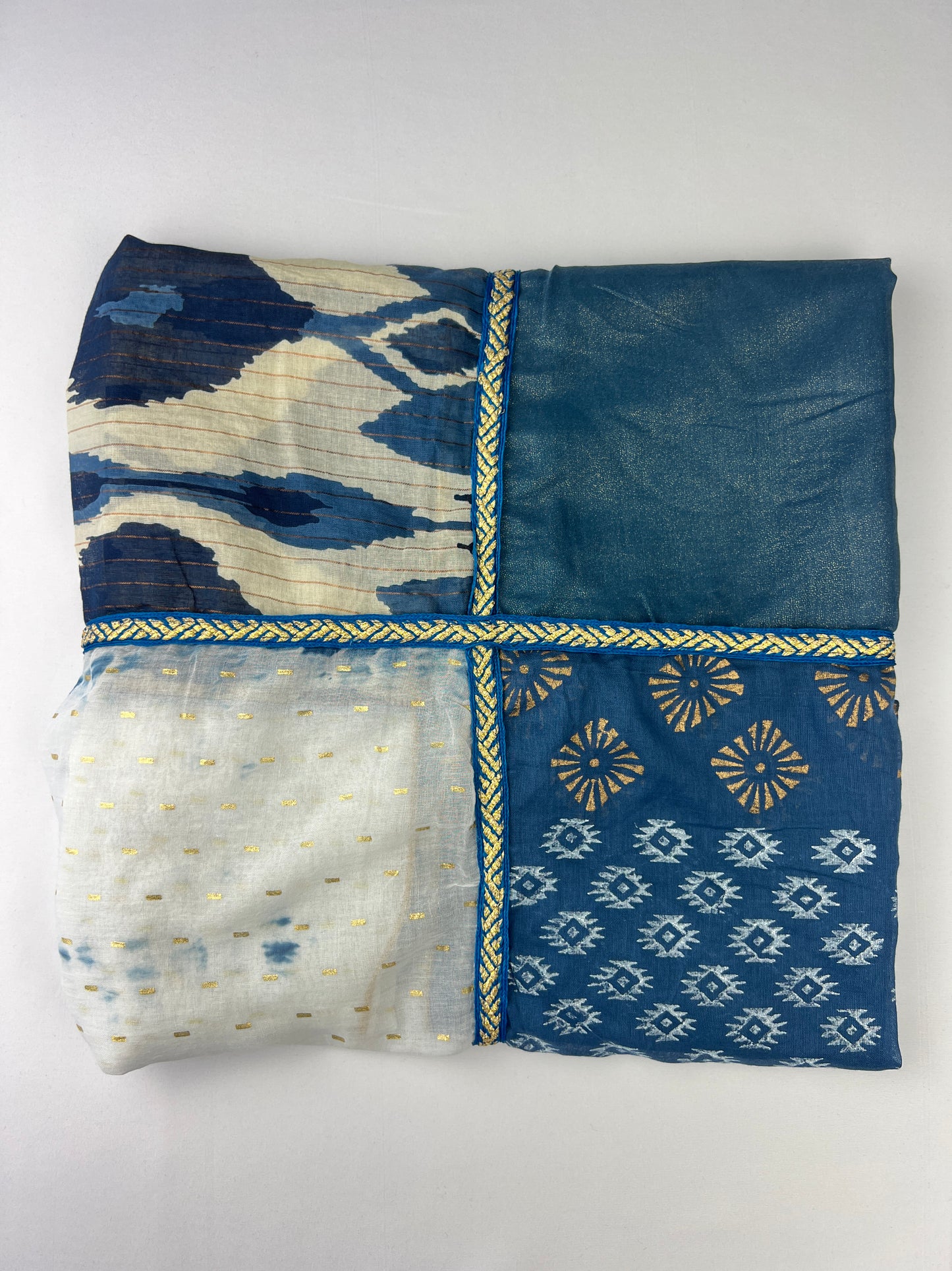 Foulard Carré 4 Motifs Ikat Aztèque Détails Dorés 75% Coton
