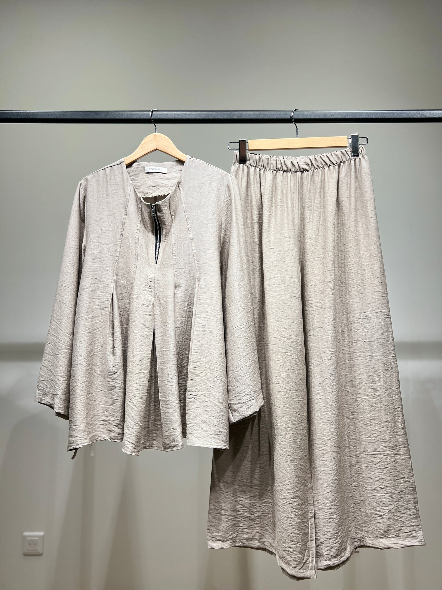 Ensemble Top & Pantalon Col Zippé Plissé En Viscose Nylon