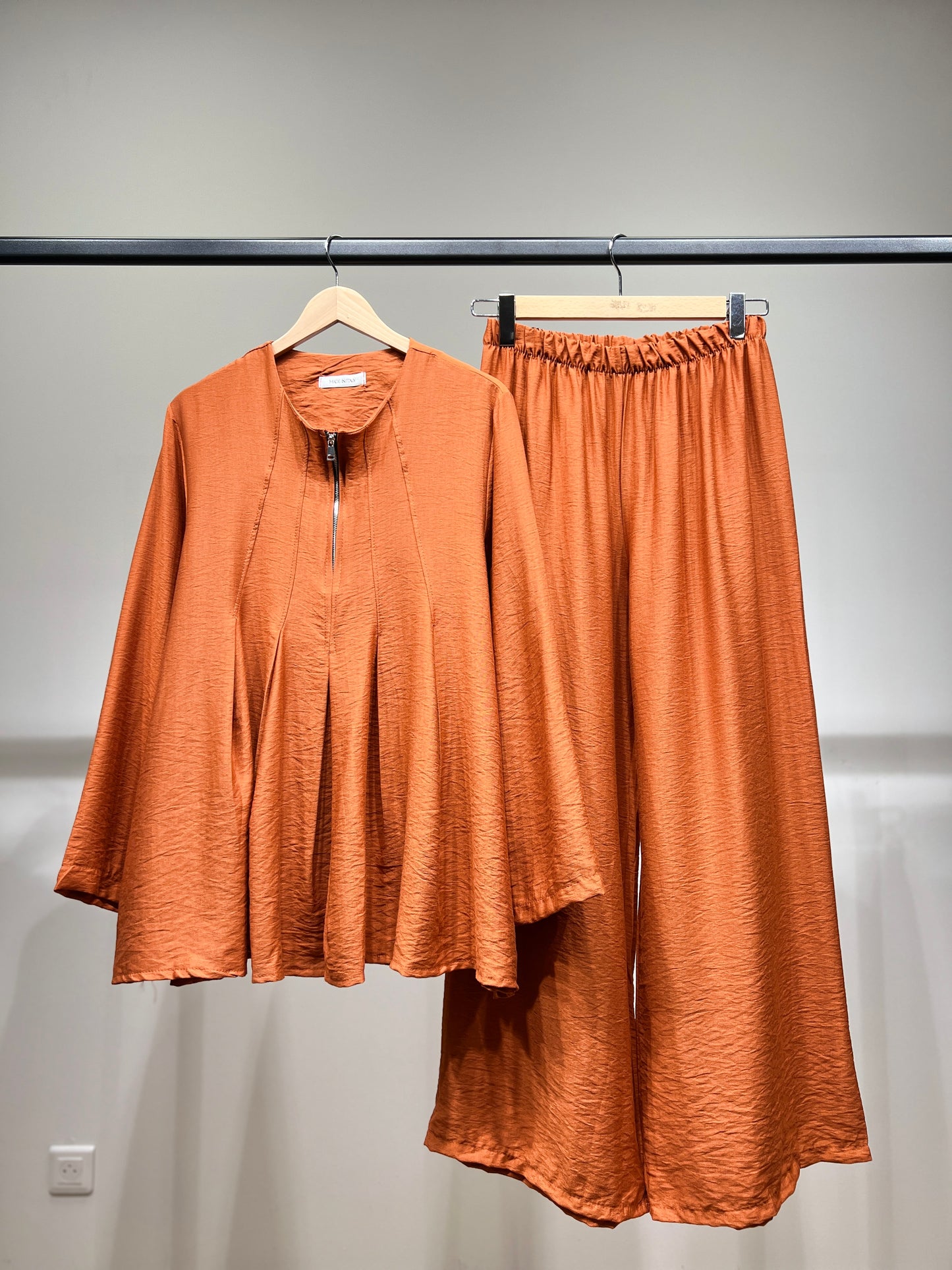 Ensemble Top & Pantalon Col Zippé Plissé En Viscose Nylon