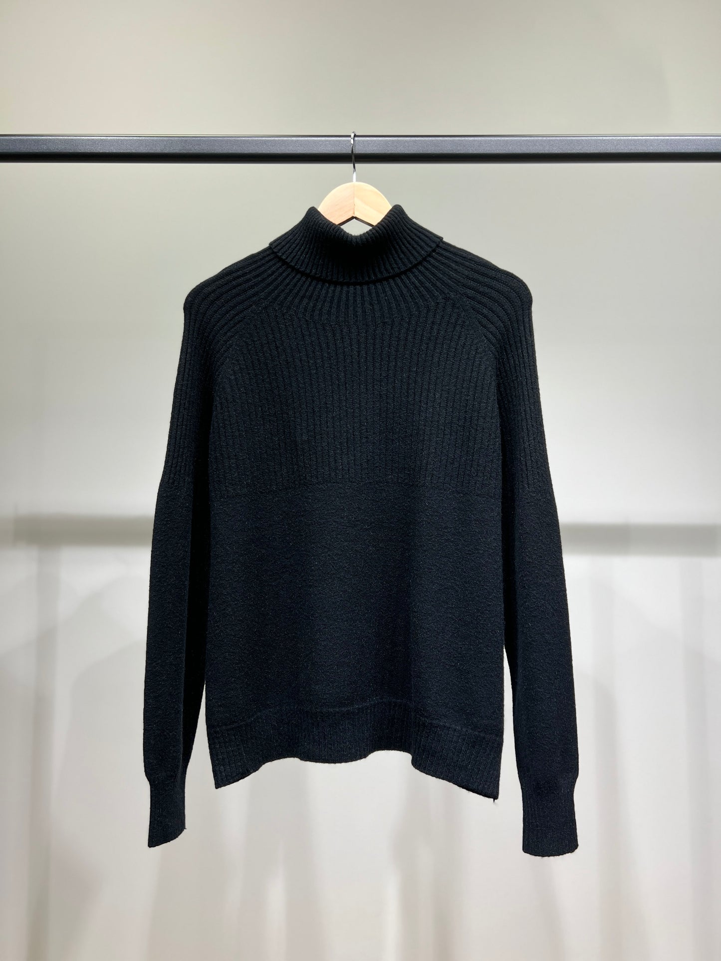 Pull Large Col Roulé Semi-Côtelé Bords-Côtes