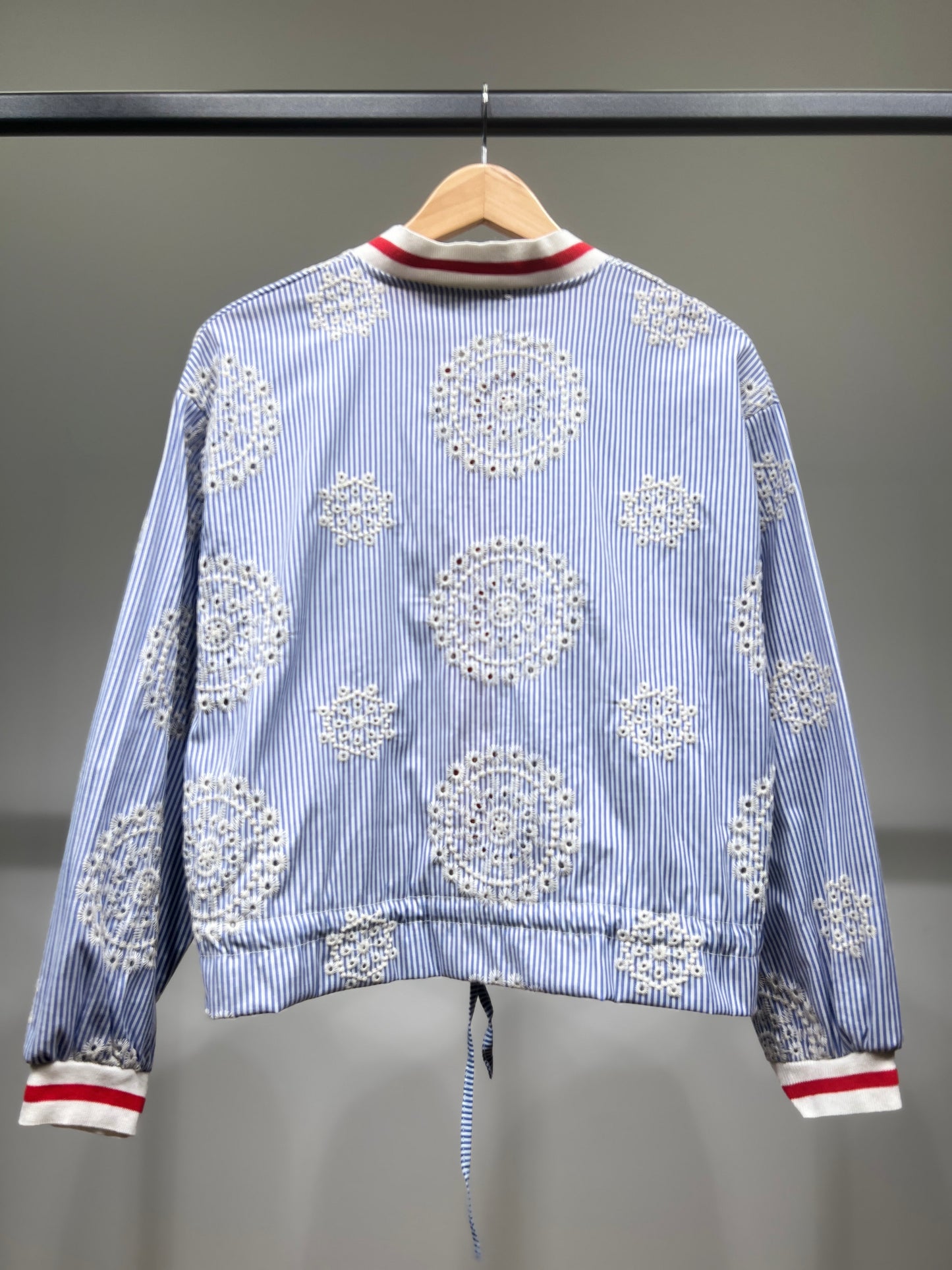 Veste Courte Zippé Rayé à Dentelle Anglaise Taille à Cordon