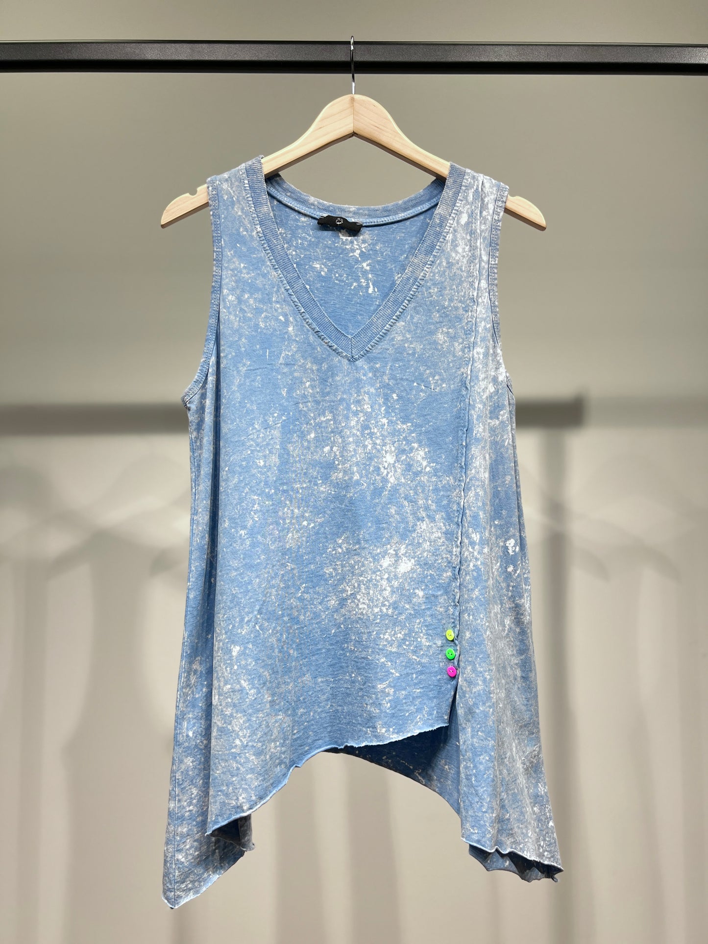 Débardeur 100% Coton Col V Asymétrique En Pointe à Boutons Motif Marbré