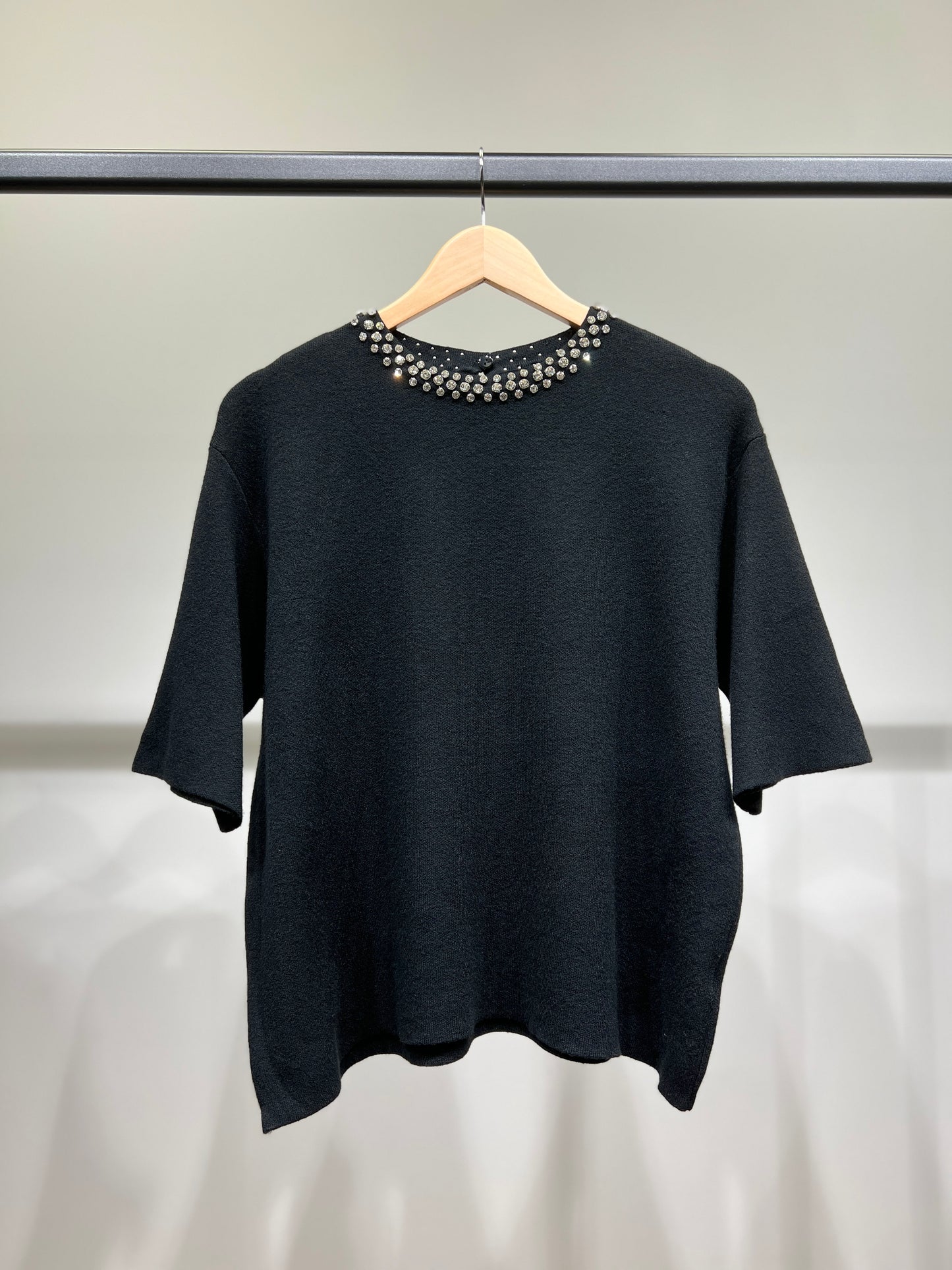 Pull Maille Fine Manche Courte à Col Bijoux Boutonné