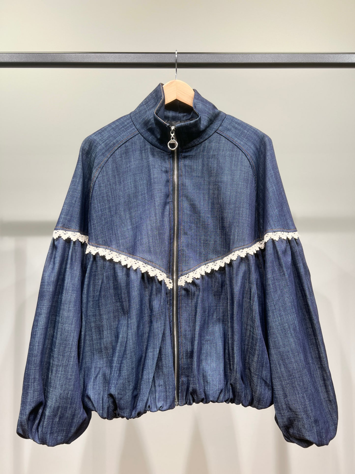 Blouson Coupe Blousante Denim Col Montant Dentelle Manche Bouffantes Poches
