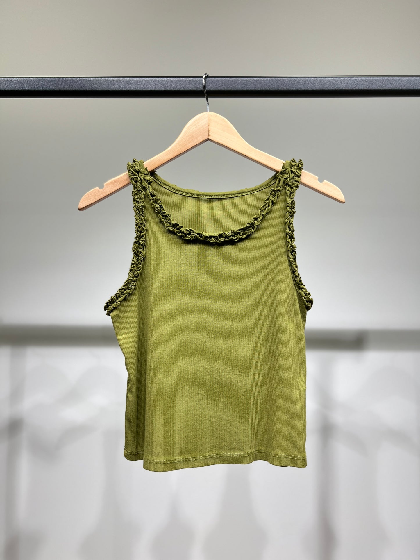 Débardeur Crop Top Col Rond Côtelé à Froufrous 90% Coton