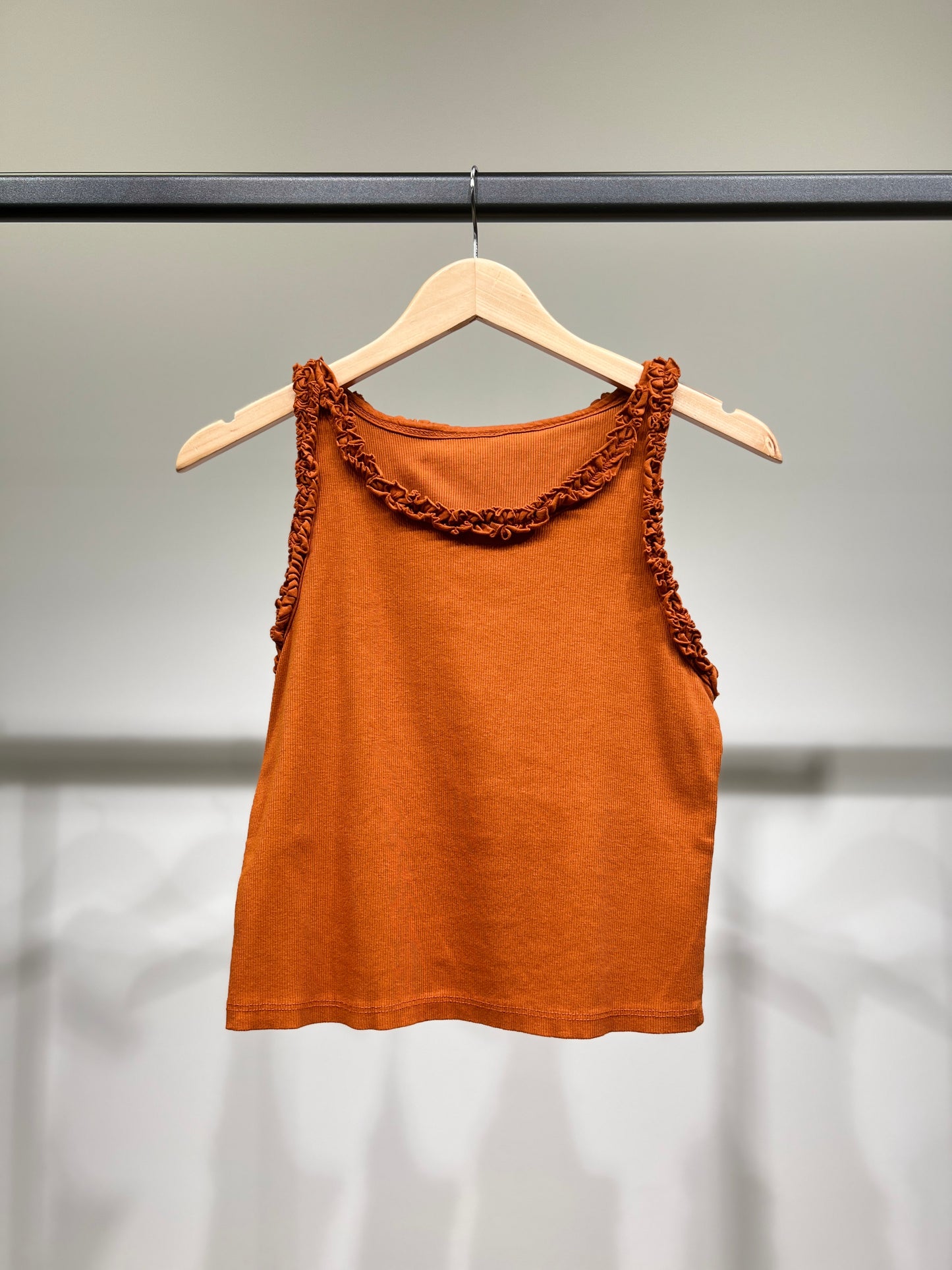 Débardeur Crop Top Col Rond Côtelé à Froufrous 90% Coton