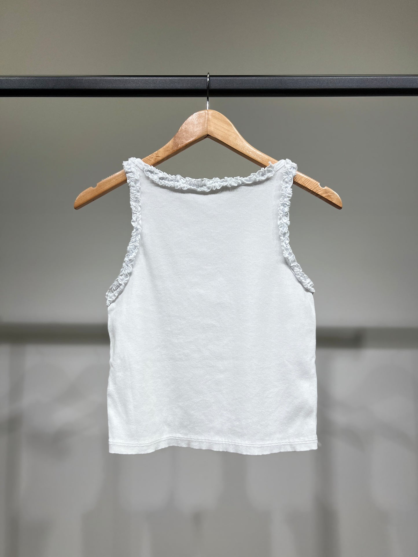 Débardeur Crop Top Col Rond Côtelé à Froufrous 90% Coton