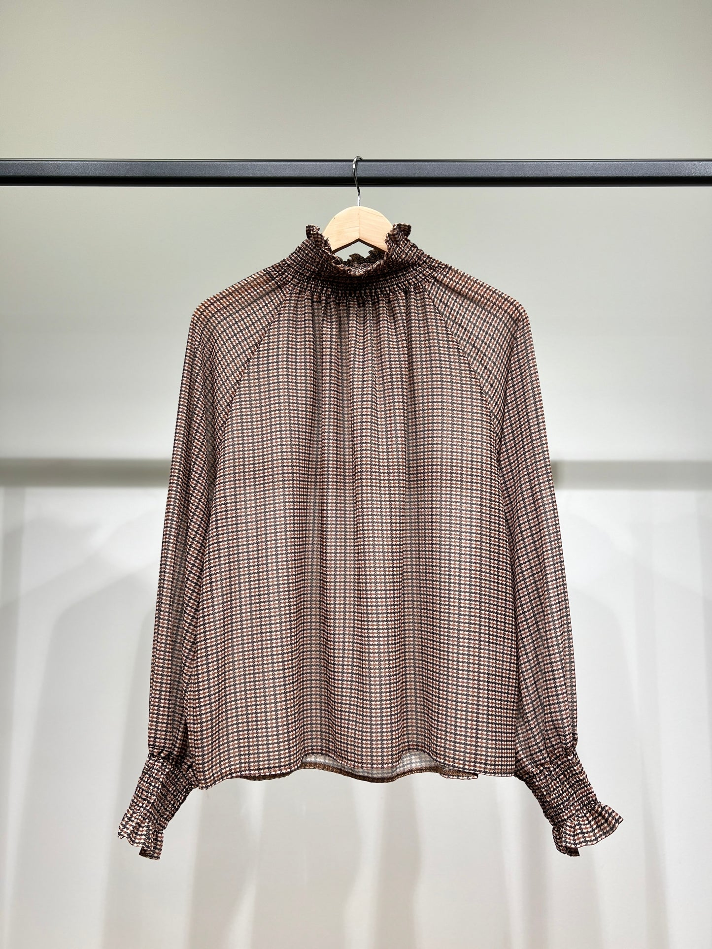 Blouse Col Montant Et Poignets Smocké Mousseline À Motifs