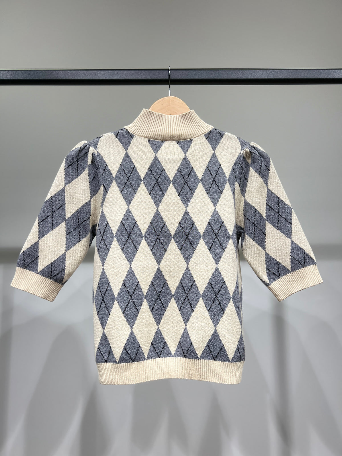 Pull Maille Fine Motif Argyle Manches Courtes Bouffantes Col Montant Côtelé