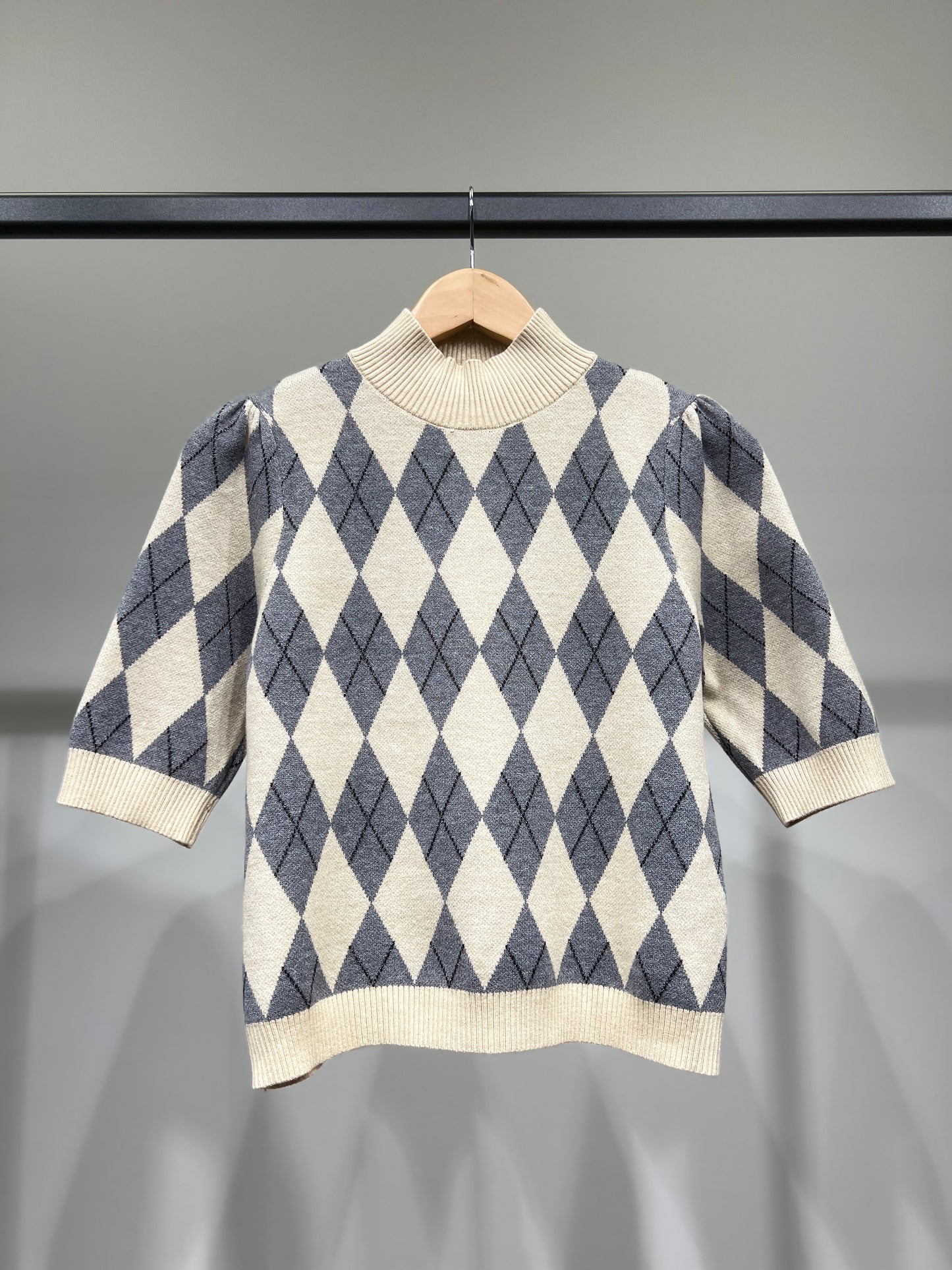 Pull Maille Fine Motif Argyle Manches Courtes Bouffantes Col Montant Côtelé