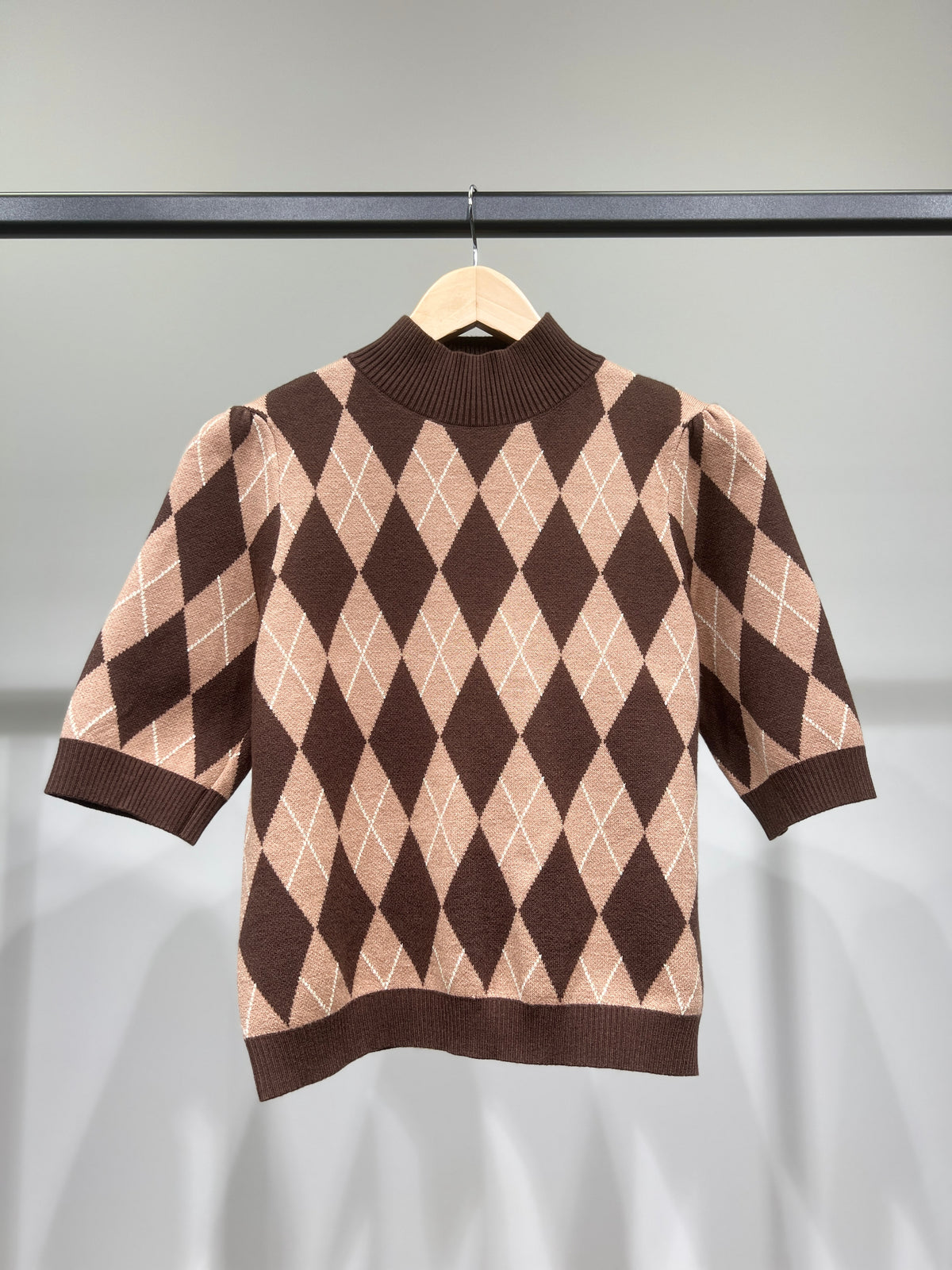 Pull Maille Fine Motif Argyle Manches Courtes Bouffantes Col Montant Côtelé