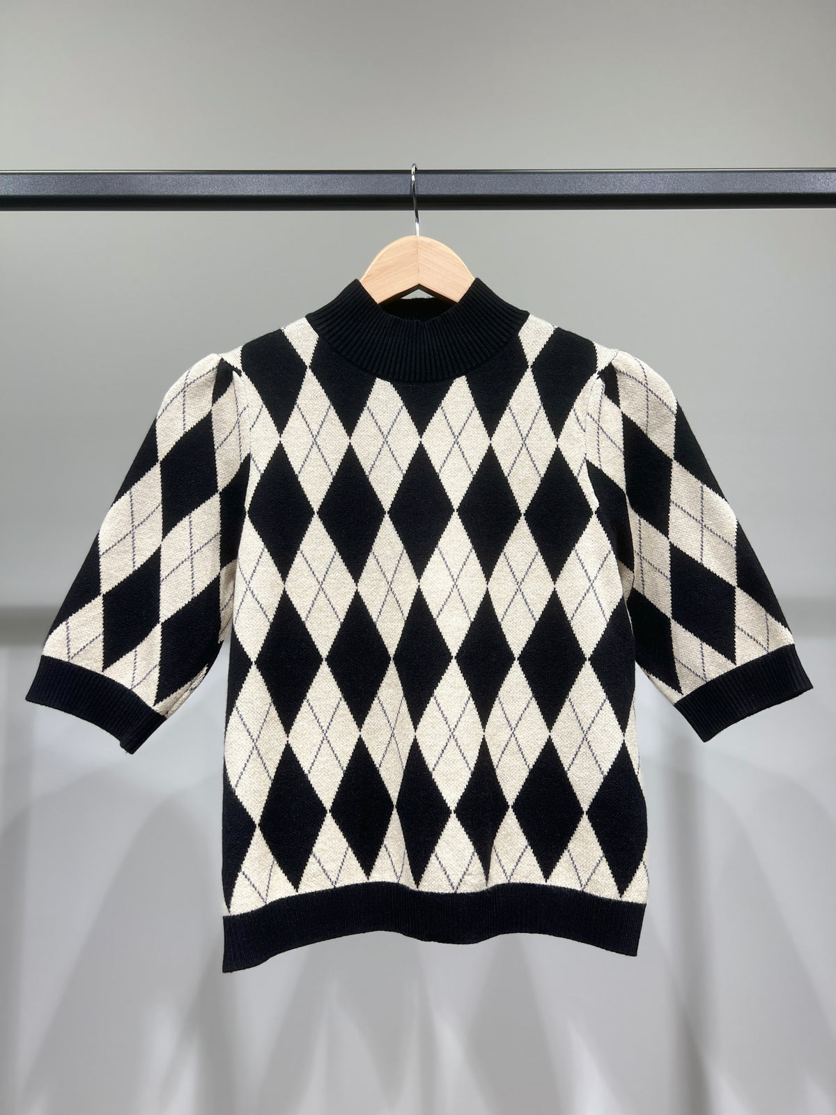 Pull Maille Fine Motif Argyle Manches Courtes Bouffantes Col Montant Côtelé