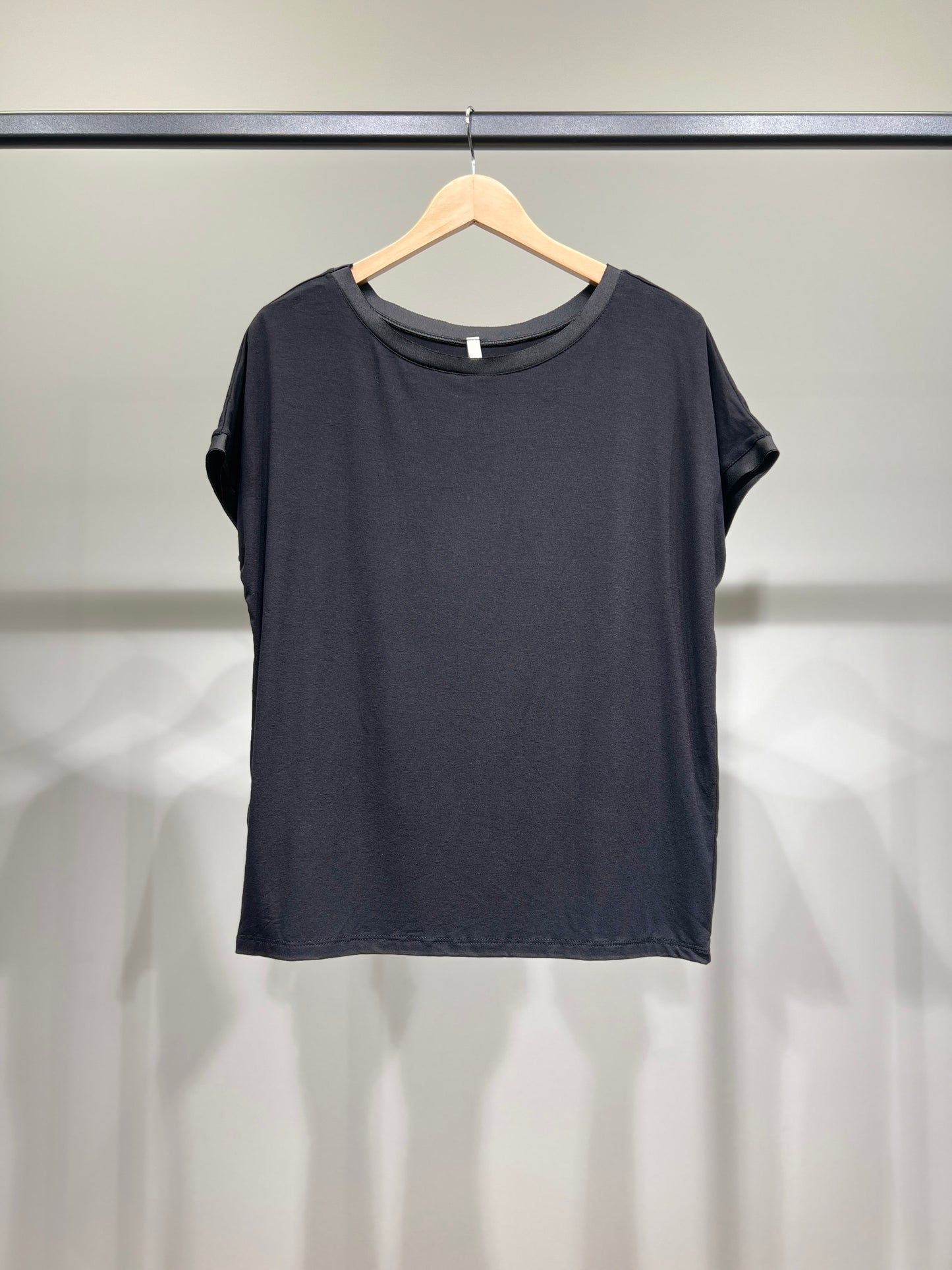 T-Shirt Manche Courte Effet Satiné Encolures Doublés