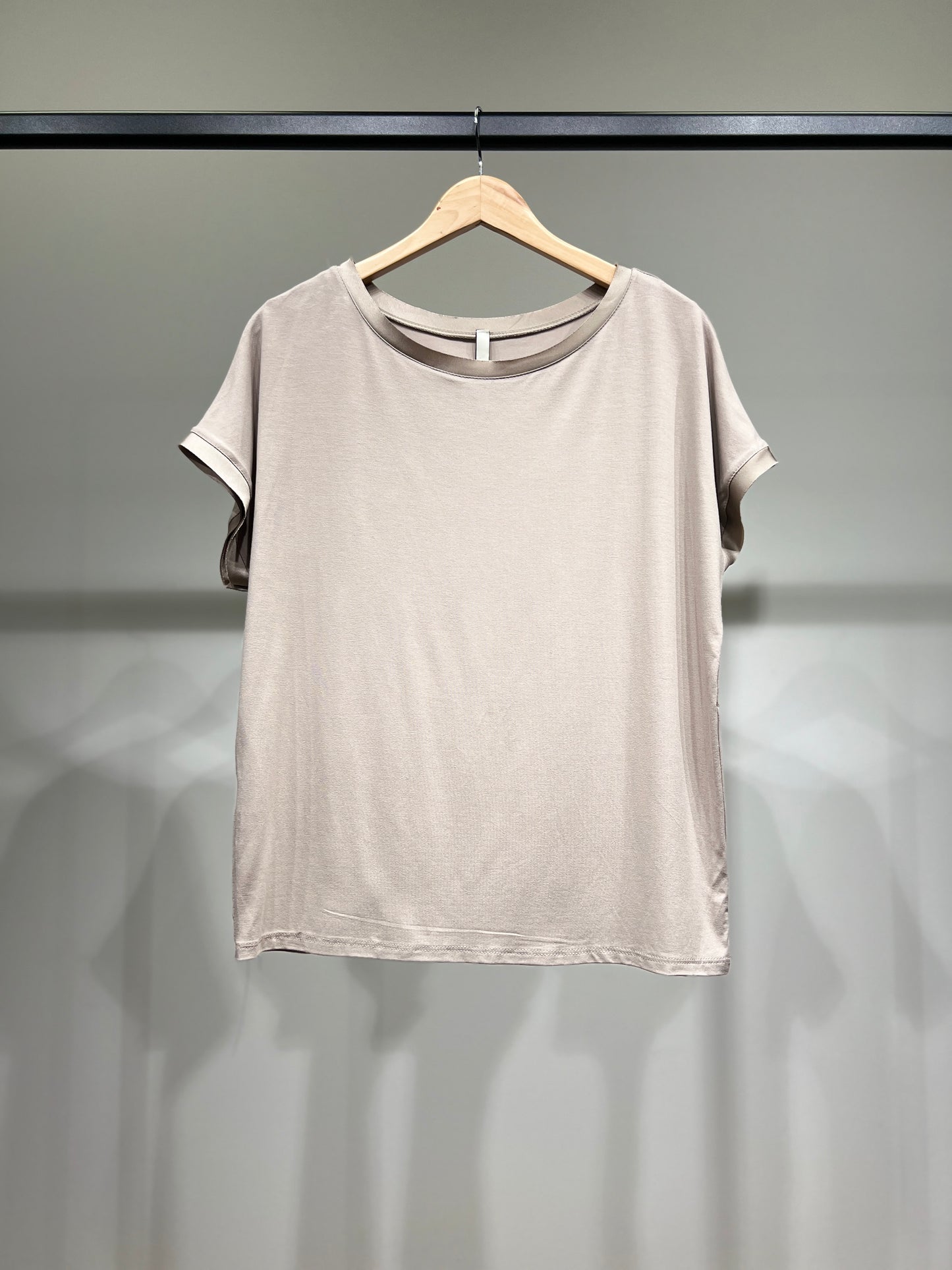 T-Shirt Manche Courte Effet Satiné Encolures Doublés