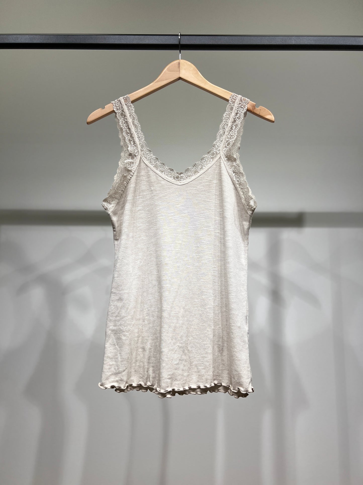 Débardeur Côtelé à Brettelles Fines à Dentelle 100% Coton