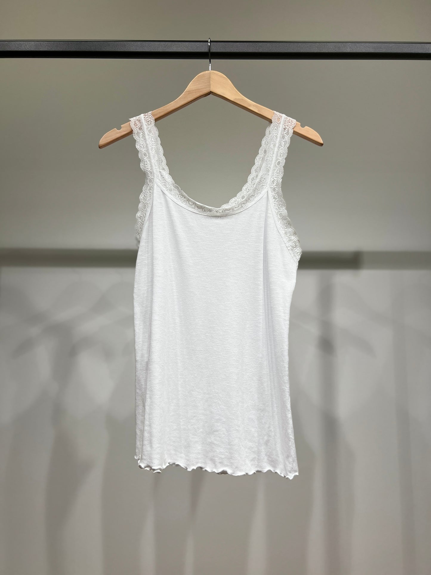 Débardeur Côtelé à Brettelles Fines à Dentelle 100% Coton