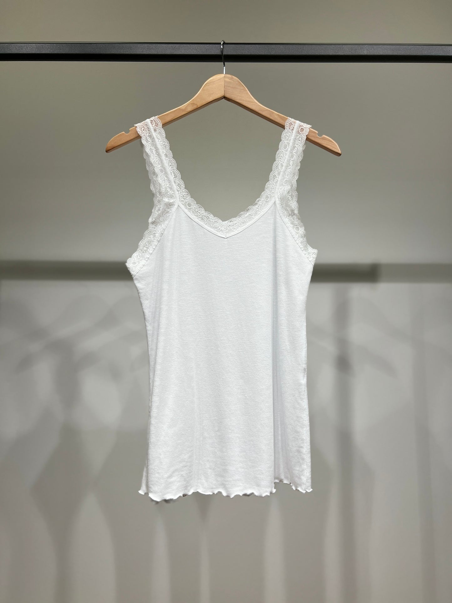 Débardeur Côtelé à Brettelles Fines à Dentelle 100% Coton