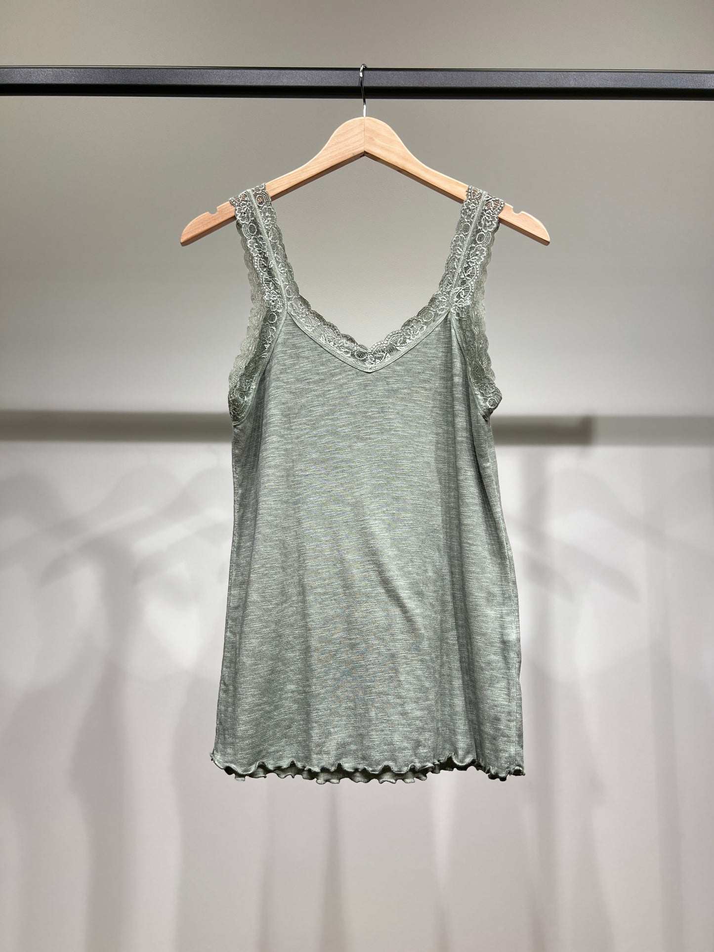 Débardeur Côtelé à Brettelles Fines à Dentelle 100% Coton