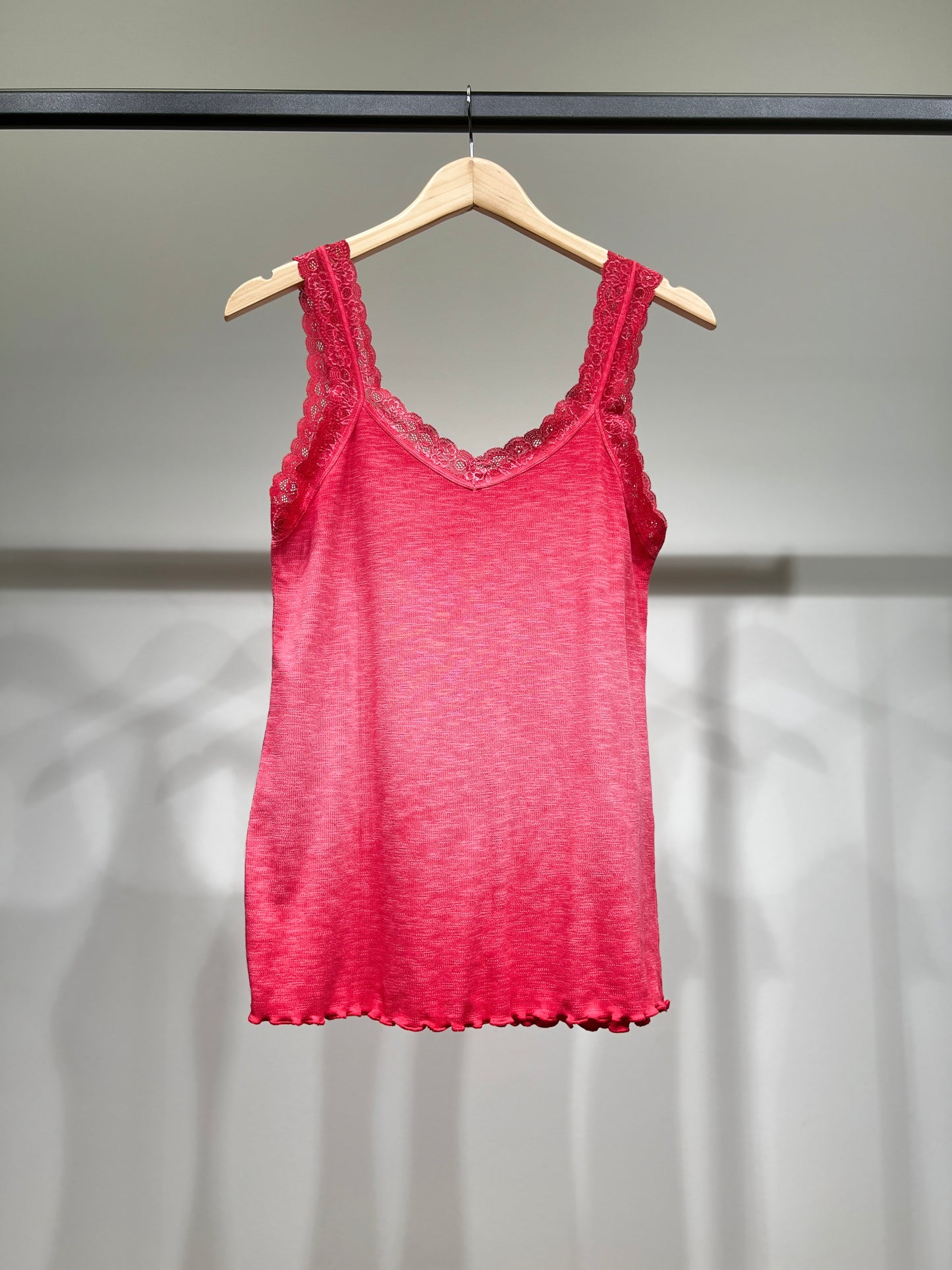 Débardeur Côtelé à Brettelles Fines à Dentelle 100% Coton