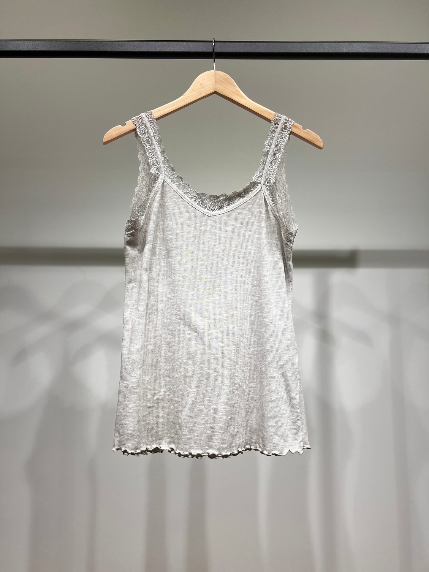 Débardeur Côtelé à Brettelles Fines à Dentelle 100% Coton