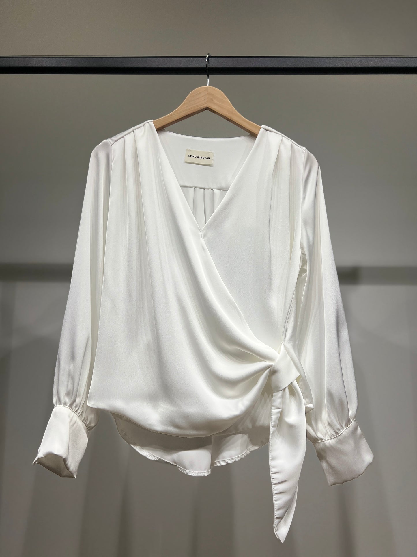 Blouse Cache-Cœur Fluide Satiné Asymétrique Boutonné