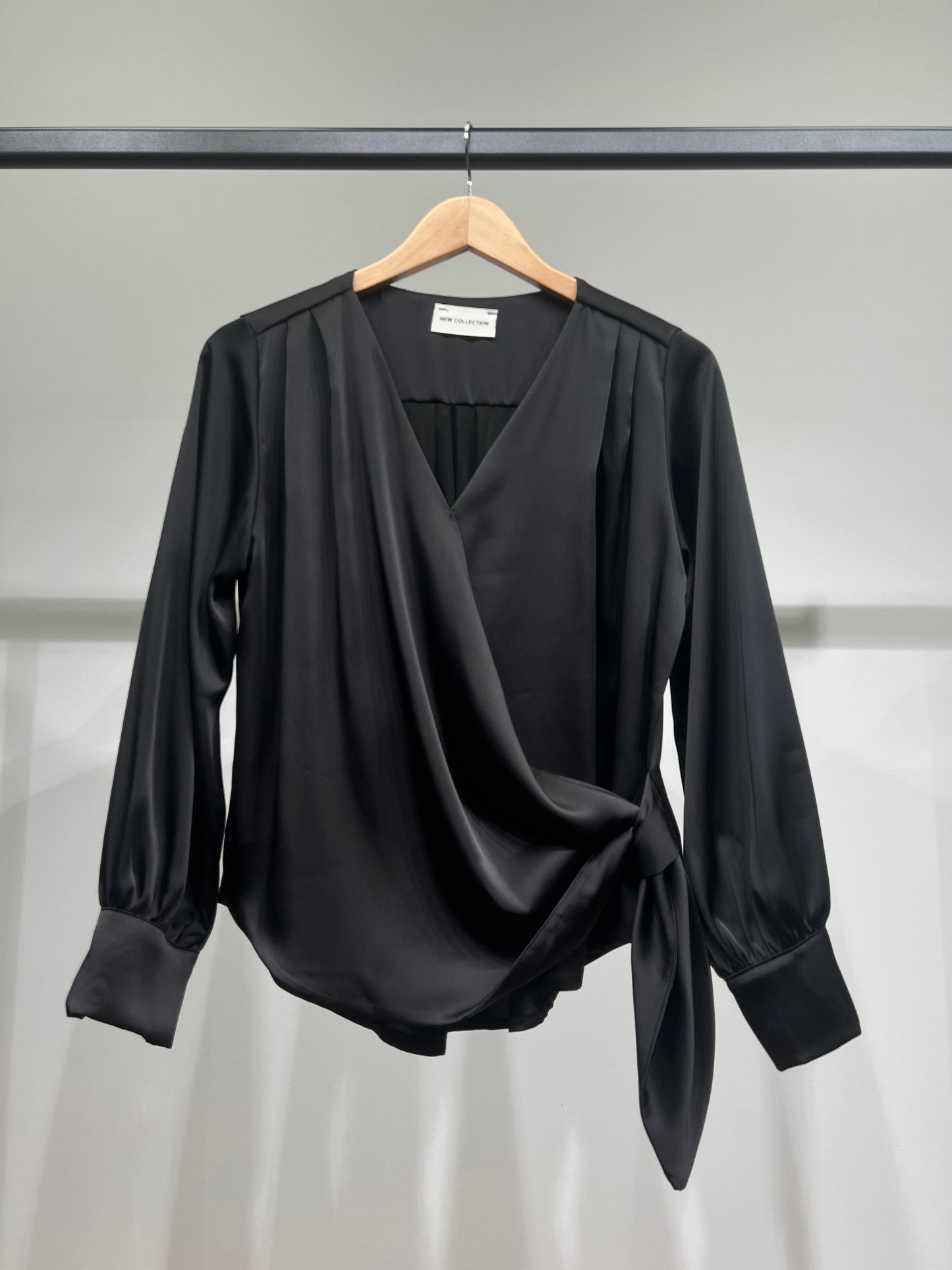 Blouse Cache-Cœur Fluide Satiné Asymétrique Boutonné