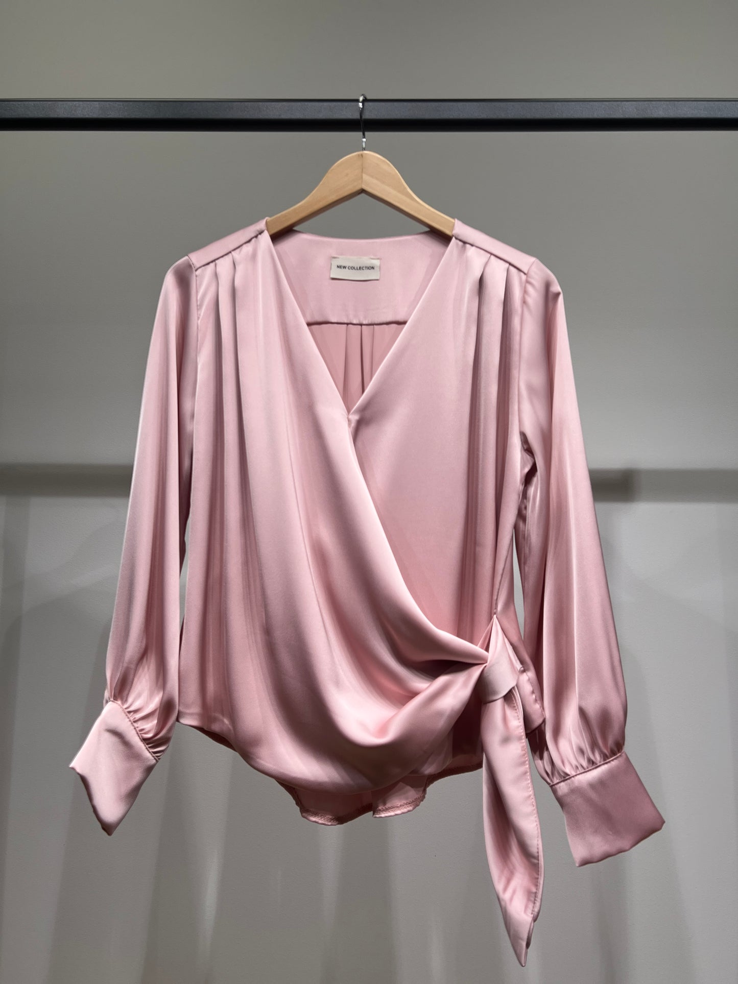 Blouse Cache-Cœur Fluide Satiné Asymétrique Boutonné