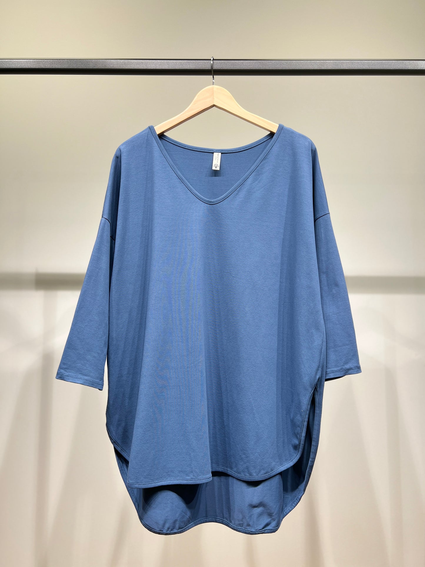 T-Shirt Large Col V Manche 3/4 Pans Arrondis 95% Coton