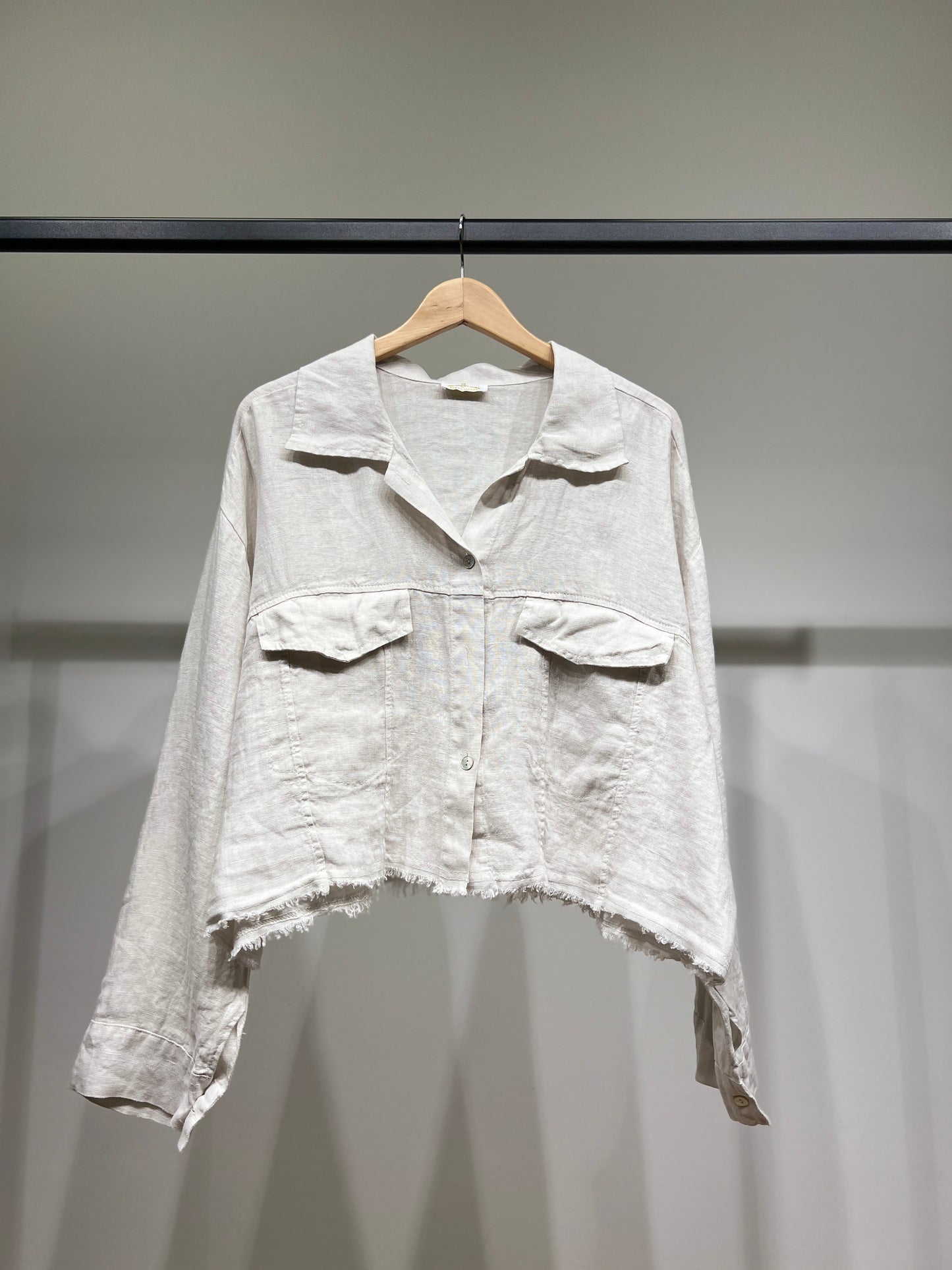 Chemise Cropped Effiloché à Poches Poitrines 100% Lin