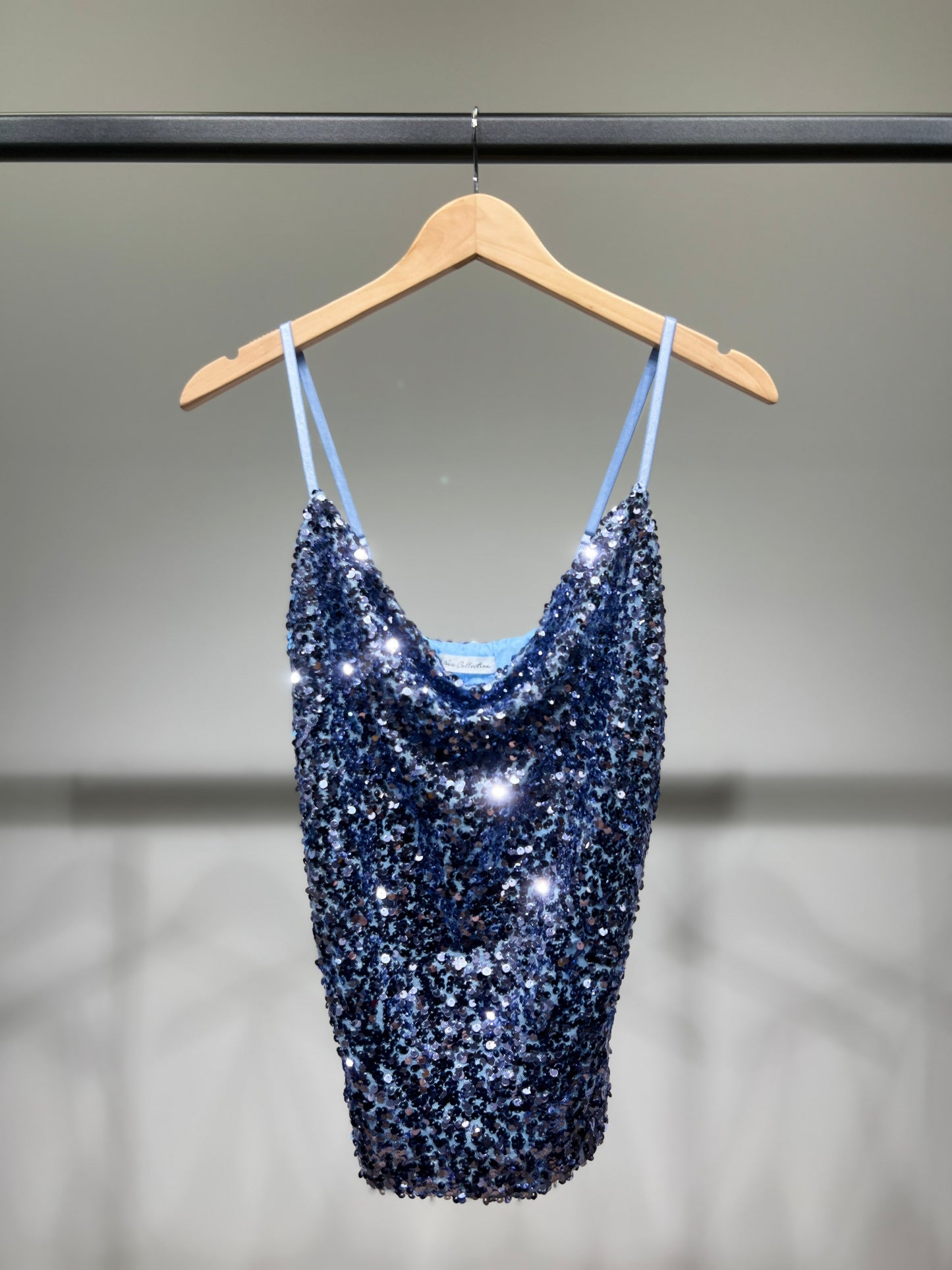 Débardeur Festif à Sequins à Bretelles Fines Ajustables Col Bénitier