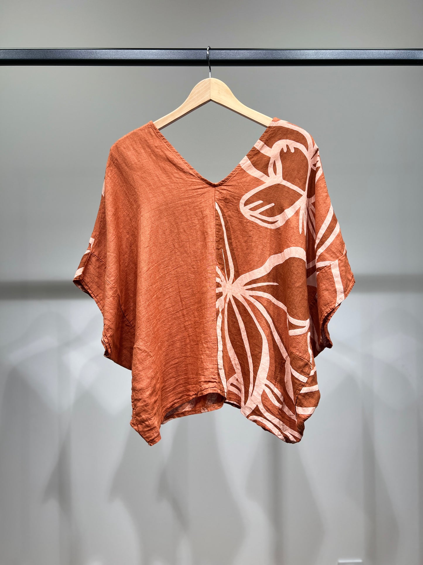 T-Shirt Manche Chauve Souris Col V à Motif Fleurs 100% Lin