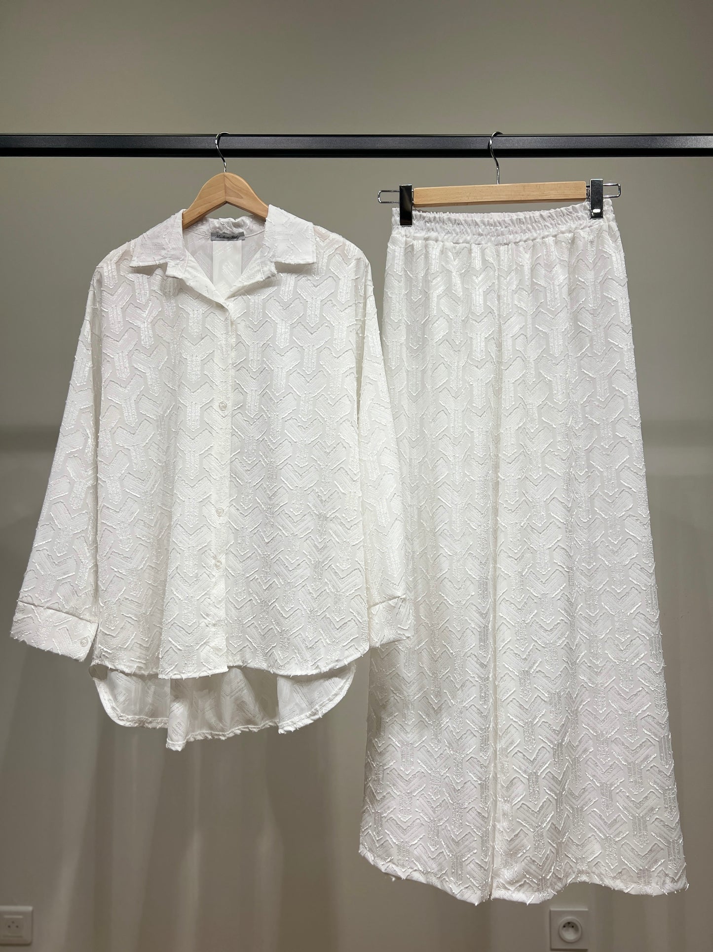 Ensemble Chemisier Pantalon Motif Géométrique Brillant