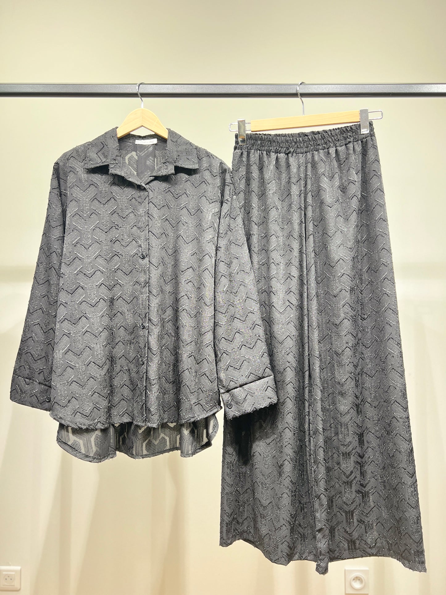 Ensemble Chemisier Pantalon Motif Géométrique Brillant