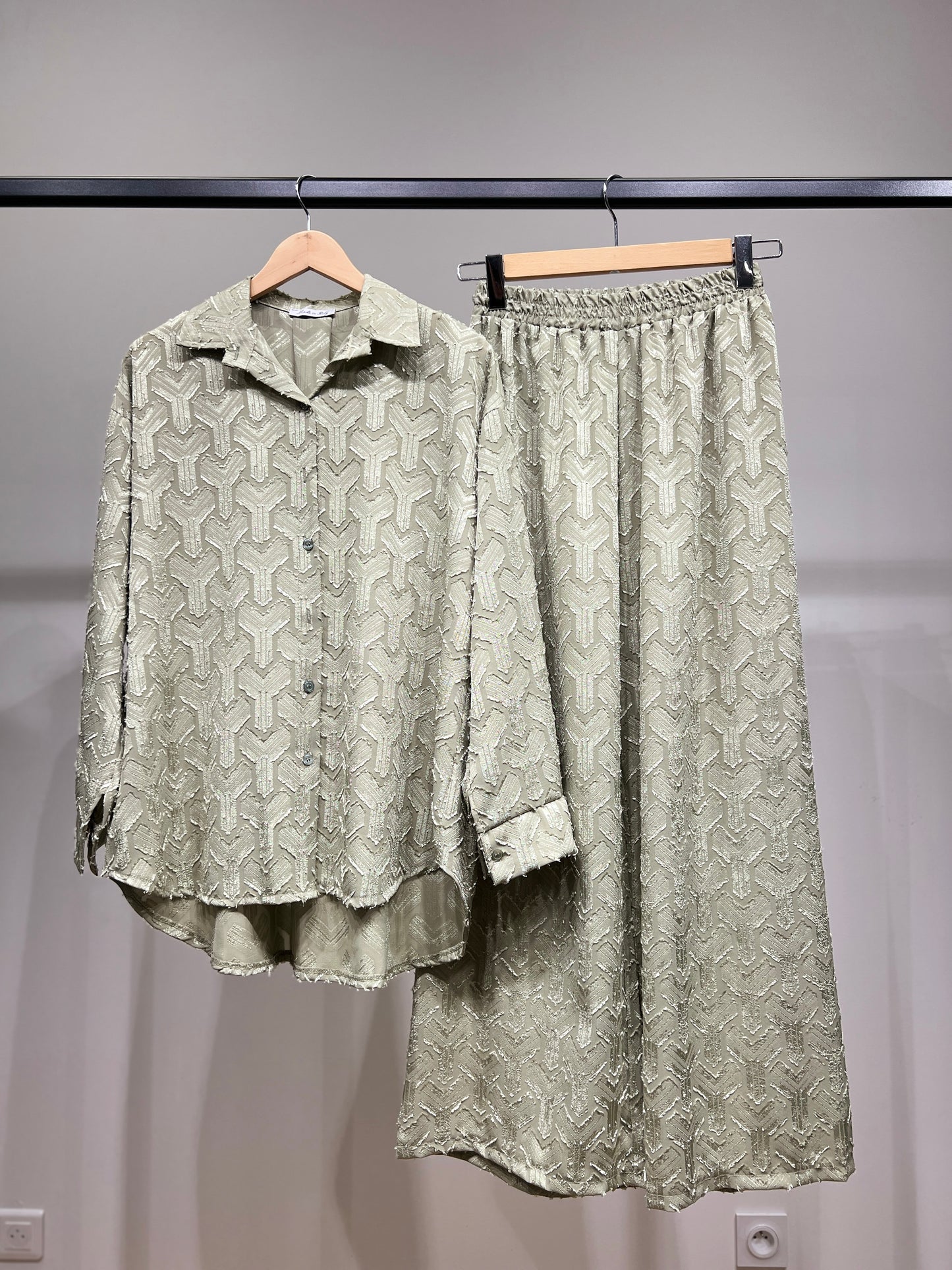 Ensemble Chemisier Pantalon Motif Géométrique Brillant