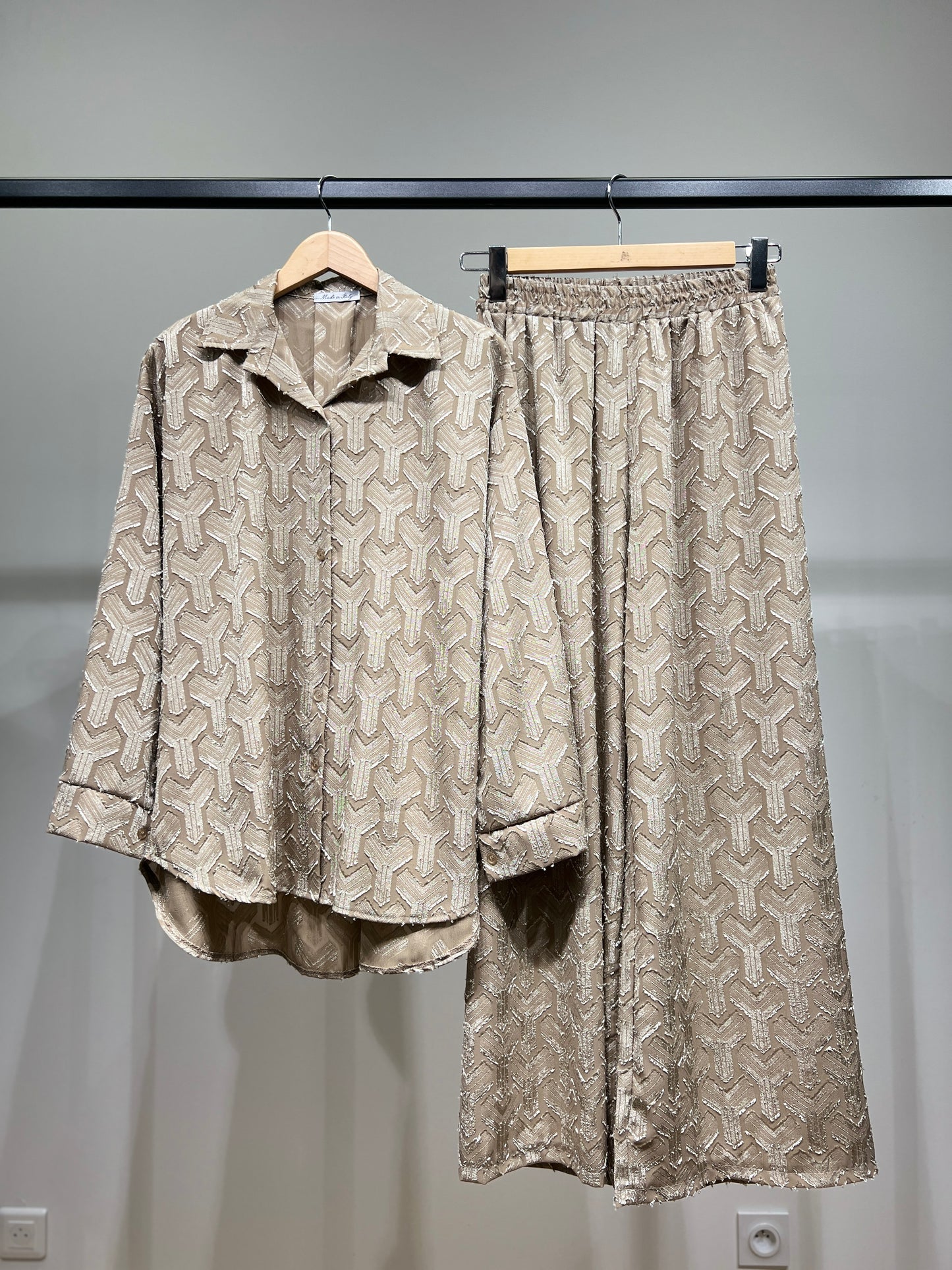 Ensemble Chemisier Pantalon Motif Géométrique Brillant