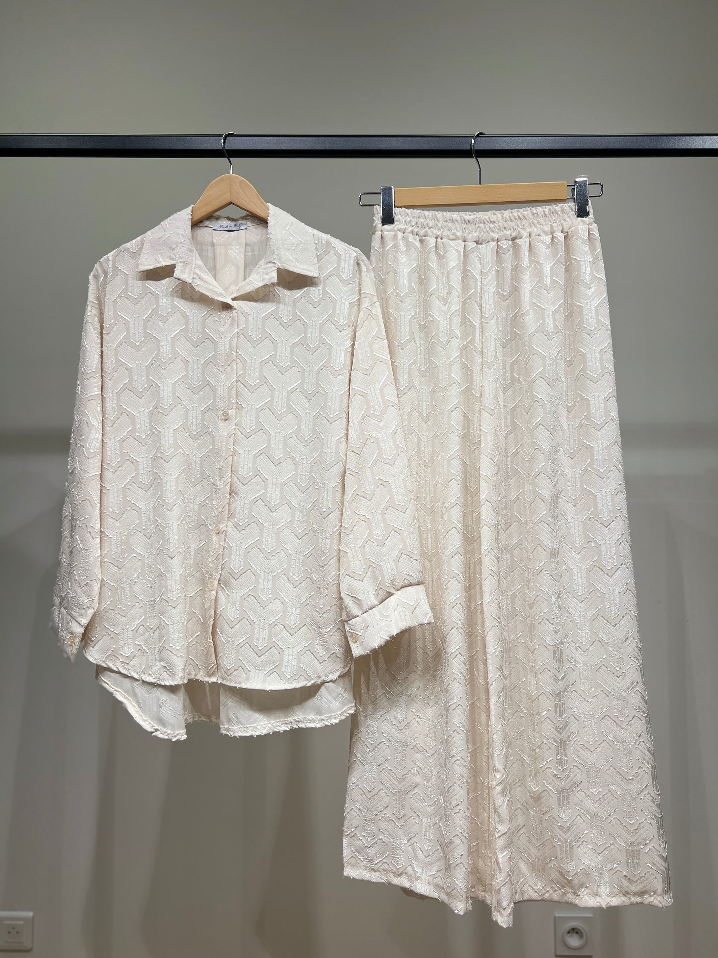 Ensemble Chemisier Pantalon Motif Géométrique Brillant