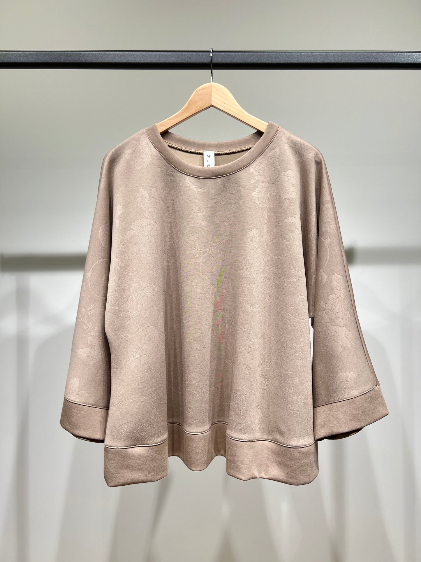 Sweat Large Col Rond Motif Floral En Relief