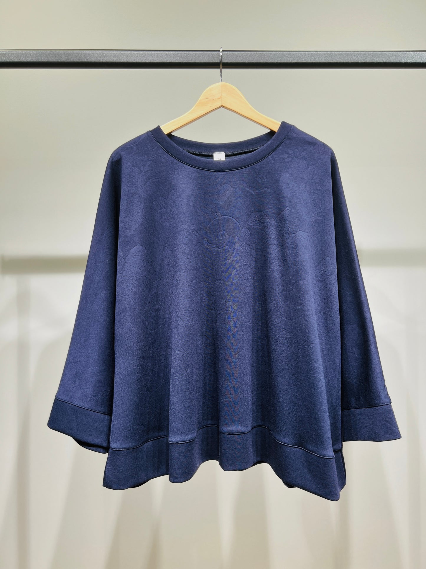 Sweat Large Col Rond Motif Floral En Relief