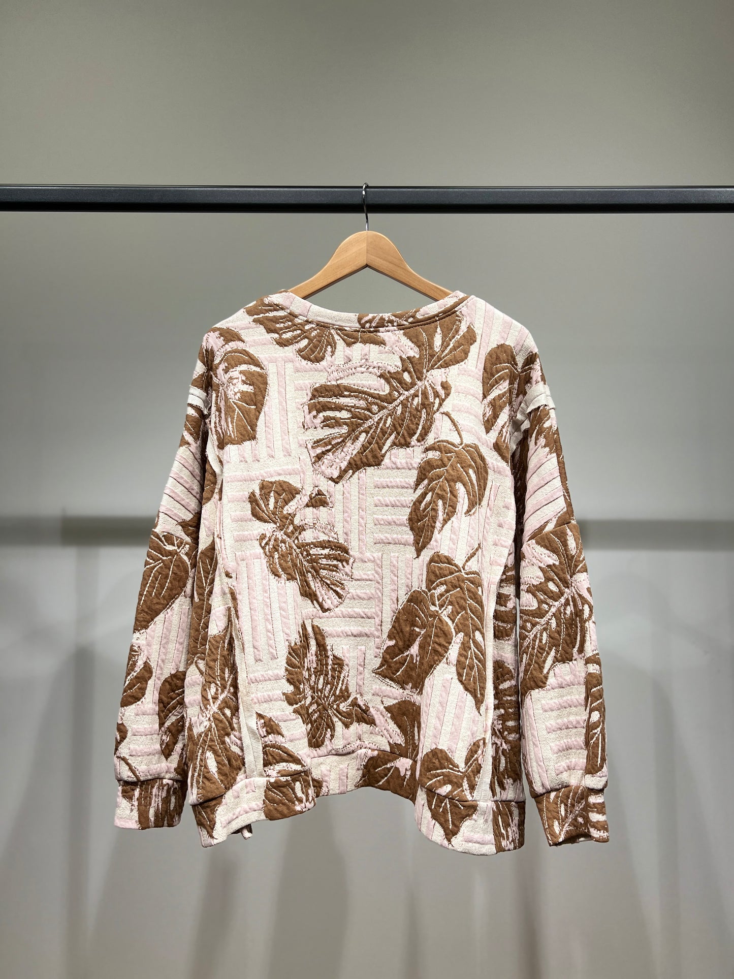 Pull Large Motif Floral Géométrique Relief 44% Cotton