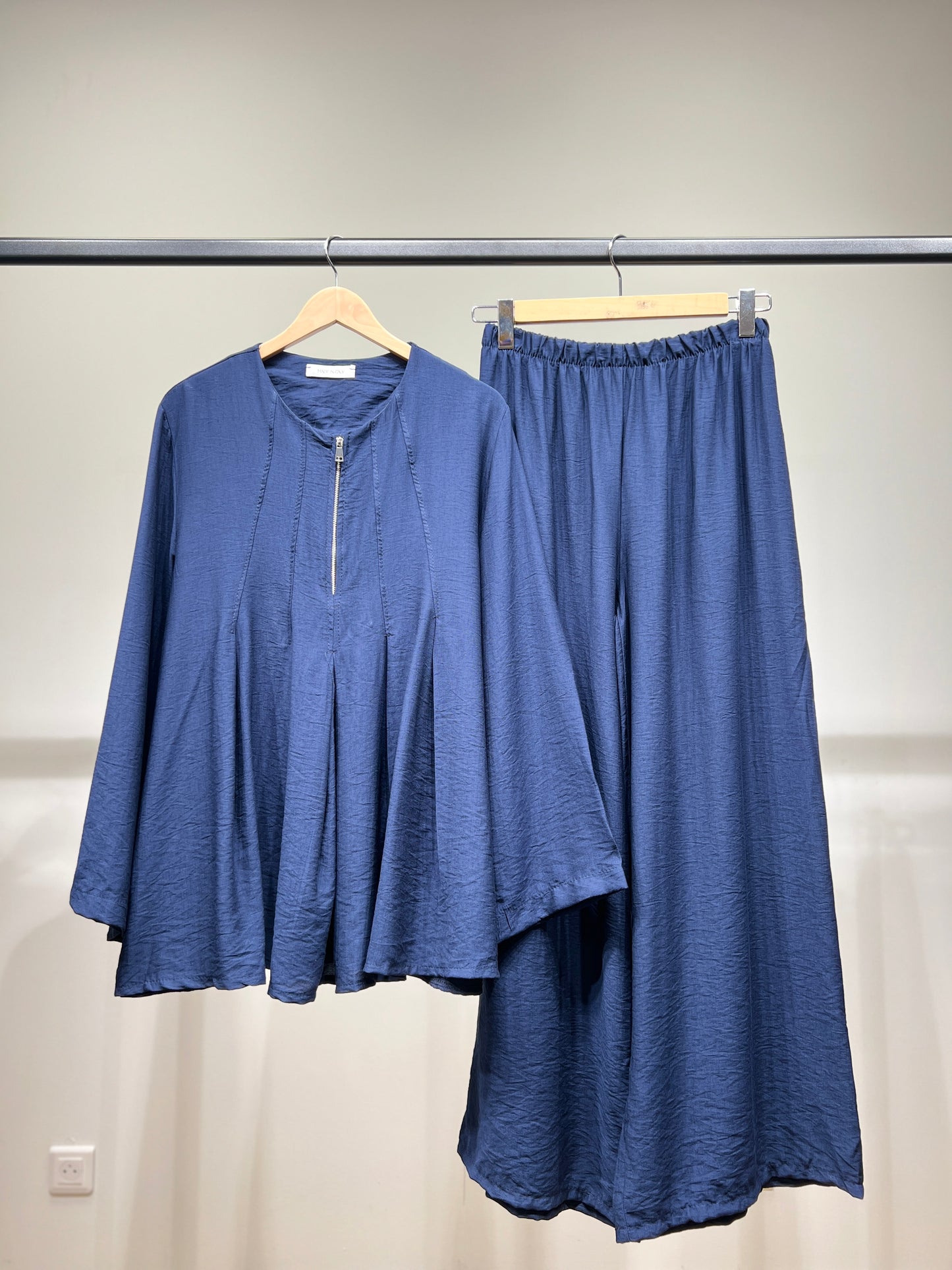 Ensemble Top & Pantalon Col Zippé Plissé En Viscose Nylon