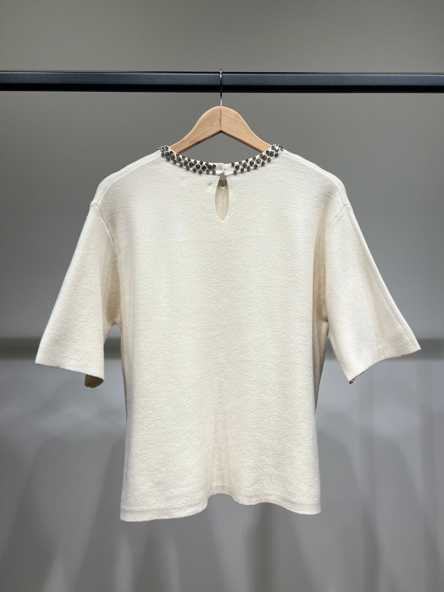 Pull Maille Fine Manche Courte à Col Bijoux Boutonné